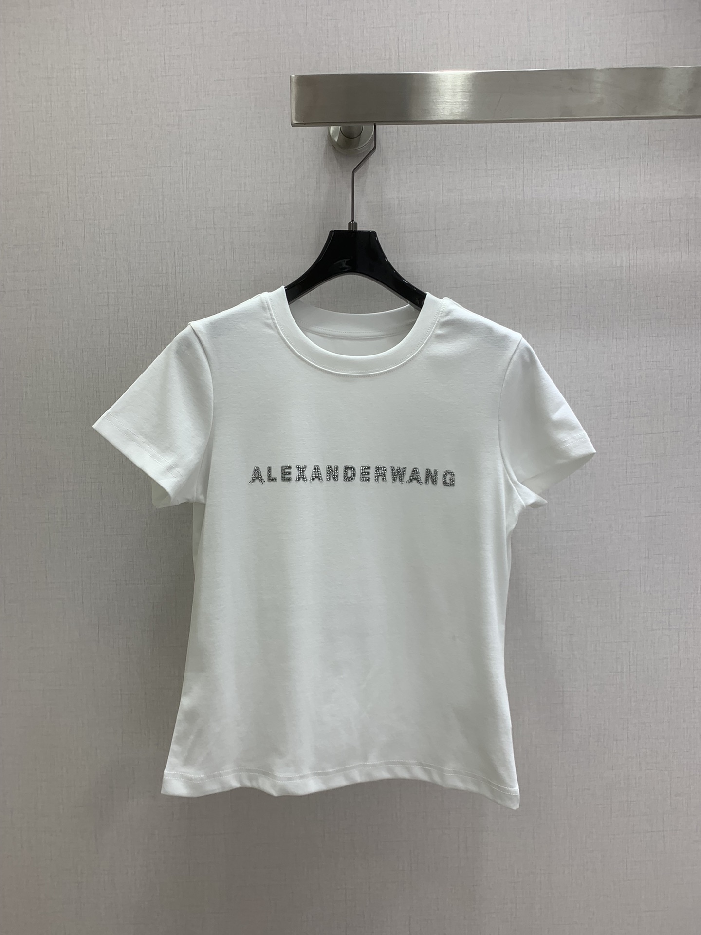 NO:716348,Highly recommended for early spring 26, short-sleeved T-shirt with hot-drilled letters. It is a hard-to-find style in the Wang family. It has a low-key and unobtrusive high-quality simple style, with the iconic English logo retro print. The imported Australian diamonds are hot-stamped on the top, which flashes to the point of being speechless under the light. The small size fits well but is not tight, and is very slim and flattering. It can be worn casually with wide-leg pants or straight-leg pants to create a relaxed and fashionable feeling. The soft and high-elastic cotton fabric is not easy to deform, and is highly tolerant to the body. Exclusive one color  SML code high quality ABC,,alexander wang,T-shirt,tees,t-shirt,19860909强烈推荐 26早春新款 字母烫钻短袖T恤 大王家很难遇到的一款,低调不张扬的高质简约风,标识性的英文logo复古印花,上面高温烫进口澳钻,在光线下细闪到失语小版型合身不紧身,非常显瘦显身材,随意搭配阔腿裤或者直筒裤都能穿出松弛时髦感.软乎乎的高弹全棉布不易变形,对身材包容度高,独家款 一个色 SML码 高品质ABC,,alexander wang,T-shirt,tees，t-shirt,,Women's clothing