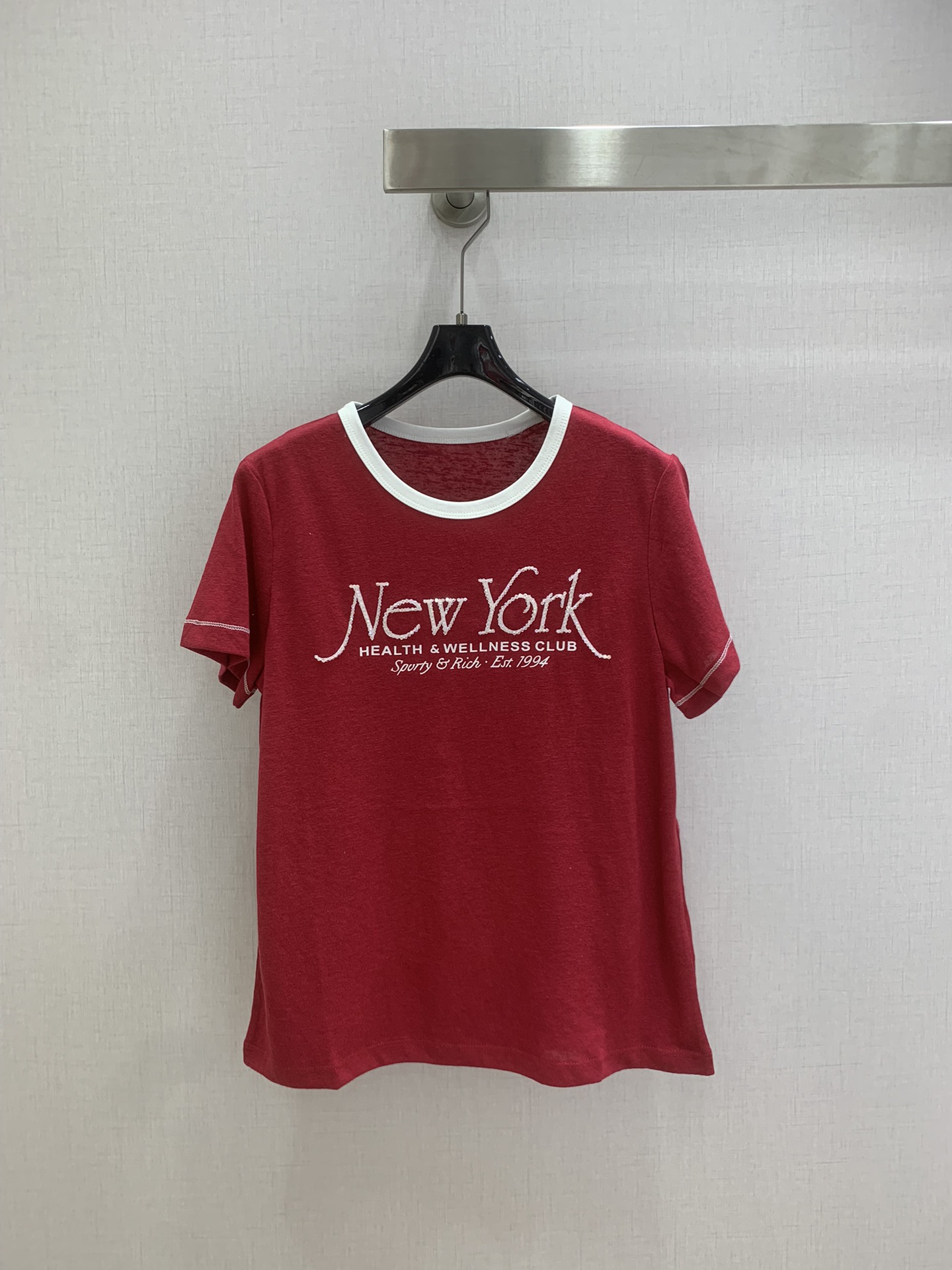 NO:716333,Highly recommended for early spring 26, short-sleeved T-shirt with letter beading and contrasting colors. New York Club beading. Sporty&Rich's New York Club English print is fully hand-stitched with crystal beads. The blingbling is super textured. The contrasting design of the collar and cuffs perfectly expresses the casualness of American retro. The basic version is not flattering, and the texture of snowflake linen is retro and high-end. Three colors SML code. High-quality ABC, T-shirt, tees, t-shirt,19860909强烈推荐 26早春新款 字母钉珠撞色短袖T恤 纽约俱乐部钉珠 Sporty&Rich的纽约俱乐部英文印花上全手工缝制水晶珠子,blingbling的超有质感,领子袖口的撞色设计把美式复古的随性表现得恰到好处.基础的版型不挑身材,雪花亚麻的肌理感复古高级 三个色 SML码 高品质ABC,,T-shirt,tees，t-shirt,,Women's clothing