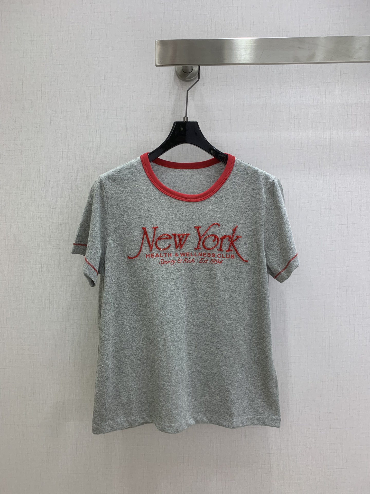 NO:716335,Highly recommended for early spring 26, short-sleeved T-shirt with letter beading and contrasting colors. New York Club beading. Sporty&Rich's New York Club English print is fully hand-stitched with crystal beads. The blingbling is super textured. The contrasting design of the collar and cuffs perfectly expresses the casualness of American retro. The basic version is not flattering, and the texture of snowflake linen is retro and high-end. Three colors SML code. High-quality ABC, T-shirt, tees, t-shirt,19860909强烈推荐 26早春新款 字母钉珠撞色短袖T恤 纽约俱乐部钉珠 Sporty&Rich的纽约俱乐部英文印花上全手工缝制水晶珠子,blingbling的超有质感,领子袖口的撞色设计把美式复古的随性表现得恰到好处.基础的版型不挑身材,雪花亚麻的肌理感复古高级 三个色 SML码 高品质ABC,,T-shirt,tees，t-shirt,,Women's clothing