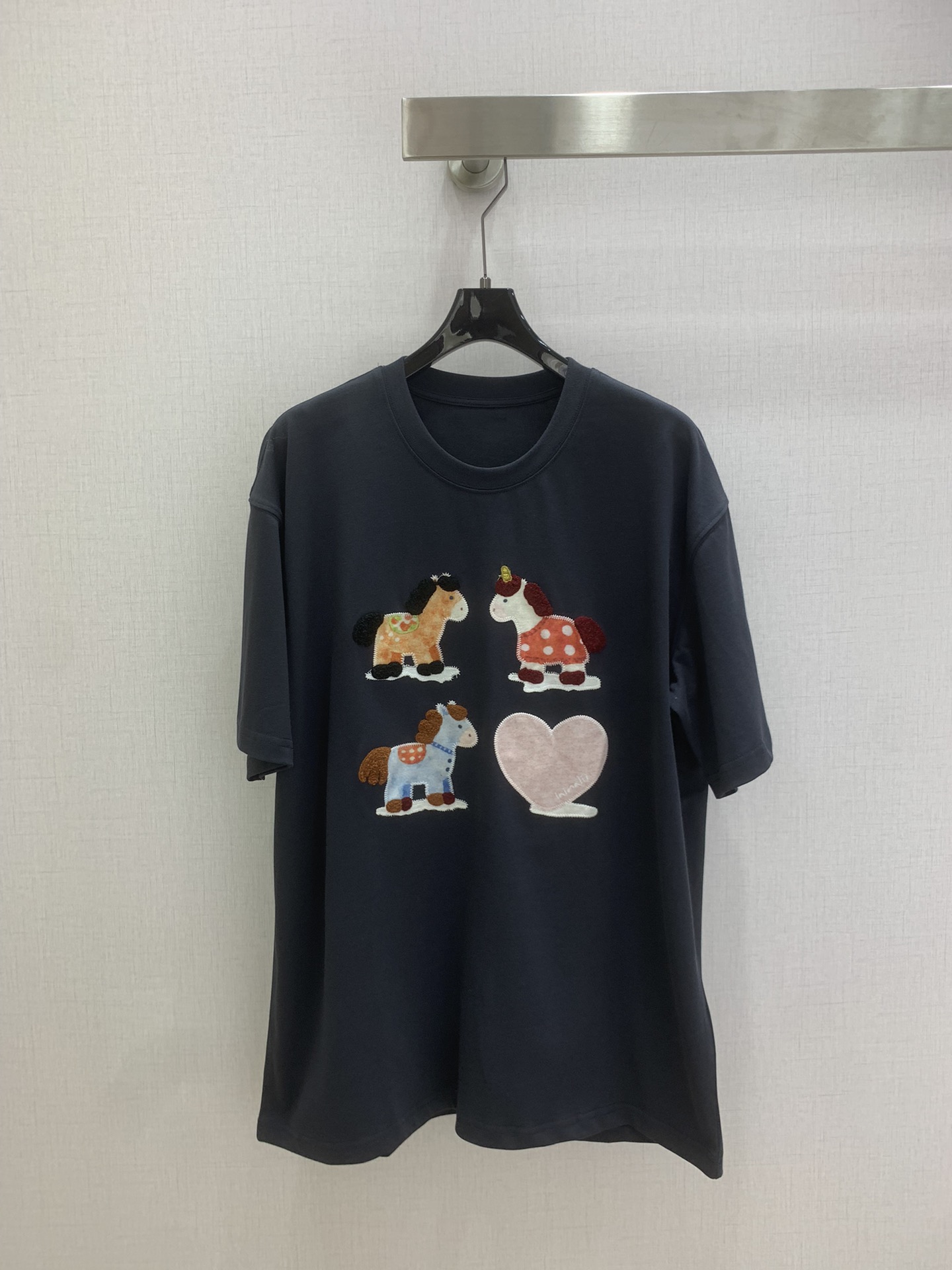 NO:716339,Highly recommended for the early spring of 26, the new pony embroidered short-sleeved T-shirt is super cute and suitable for the occasion. Wear a pony T-shirt in the year of the horse, and you will have good luck and cuteness 'immediately'. The three ponies are digitally printed and then patched and embroidered. The pony hair is all terry embroidered, three-dimensional, vivid and delicate, with gentle pink hearts, full of cuteness. The oversize version is loose and hides the flesh, and the upper body can easily unlock fashionable outfits. Two colors SML code  High quality ABC,,versace,T-shirt,tees,t-shirt,19860909强烈推荐 26早春新款 小马绣布短袖T恤 超可爱又应景的一款,马年穿小马T恤,好运和可爱全都“马上”拥有 三只小马数码印花后再贴布刺绣,小马毛发全部采用毛巾绣,立体又生动很精致,搭配温柔粉心,可爱值拉满.oversize版型宽松藏肉,上身轻松解锁时髦穿搭 两个色 SML码 高品质ABC,,versace,T-shirt,tees，t-shirt,,Women's clothing