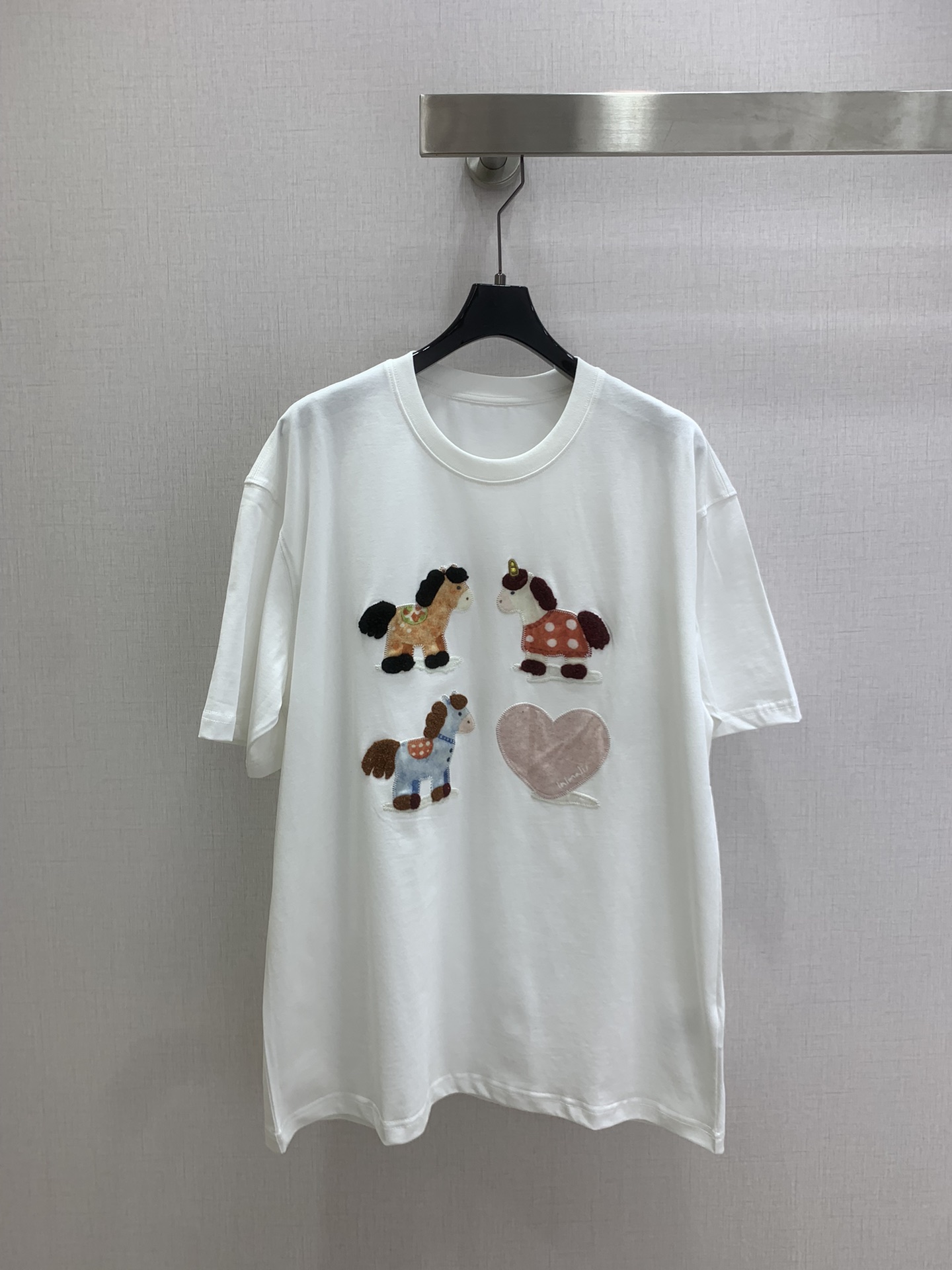 NO:716343,Highly recommended for the early spring of 26, the new pony embroidered short-sleeved T-shirt is super cute and suitable for the occasion. Wear a pony T-shirt in the year of the horse, and you will have good luck and cuteness 'immediately'. The three ponies are digitally printed and then patched and embroidered. The pony hair is all terry embroidered, three-dimensional, vivid and delicate, with gentle pink hearts, full of cuteness. The oversize version is loose and hides the flesh, and the upper body can easily unlock fashionable outfits. Two colors SML code  High quality ABC,,versace,T-shirt,tees,t-shirt,19860909强烈推荐 26早春新款 小马绣布短袖T恤 超可爱又应景的一款,马年穿小马T恤,好运和可爱全都“马上”拥有 三只小马数码印花后再贴布刺绣,小马毛发全部采用毛巾绣,立体又生动很精致,搭配温柔粉心,可爱值拉满.oversize版型宽松藏肉,上身轻松解锁时髦穿搭 两个色 SML码 高品质ABC,,versace,T-shirt,tees，t-shirt,,Women's clothing