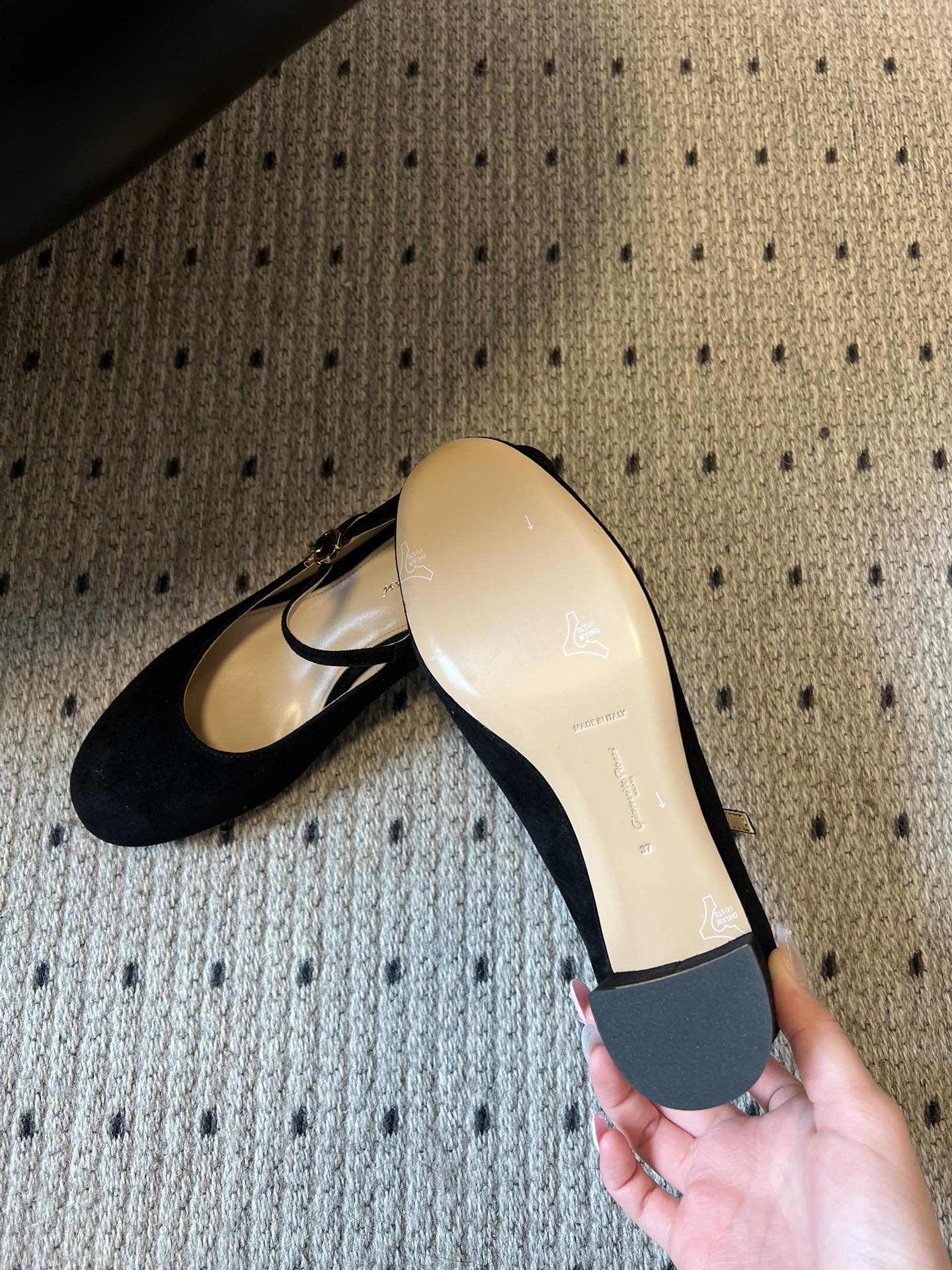 Gianvito Ross*26ss早春新款经典粗低跟玛丽珍鞋延续玛丽珍鞋的标志性T字带与可调节搭扣设计