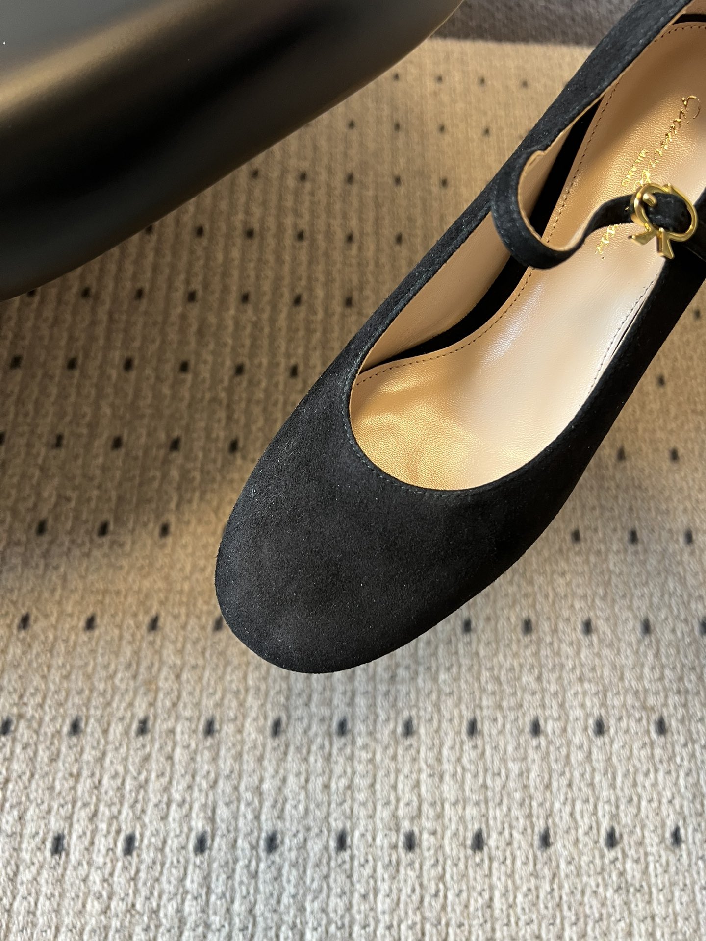 Gianvito Ross*26ss早春新款经典粗低跟玛丽珍鞋延续玛丽珍鞋的标志性T字带与可调节搭扣设计