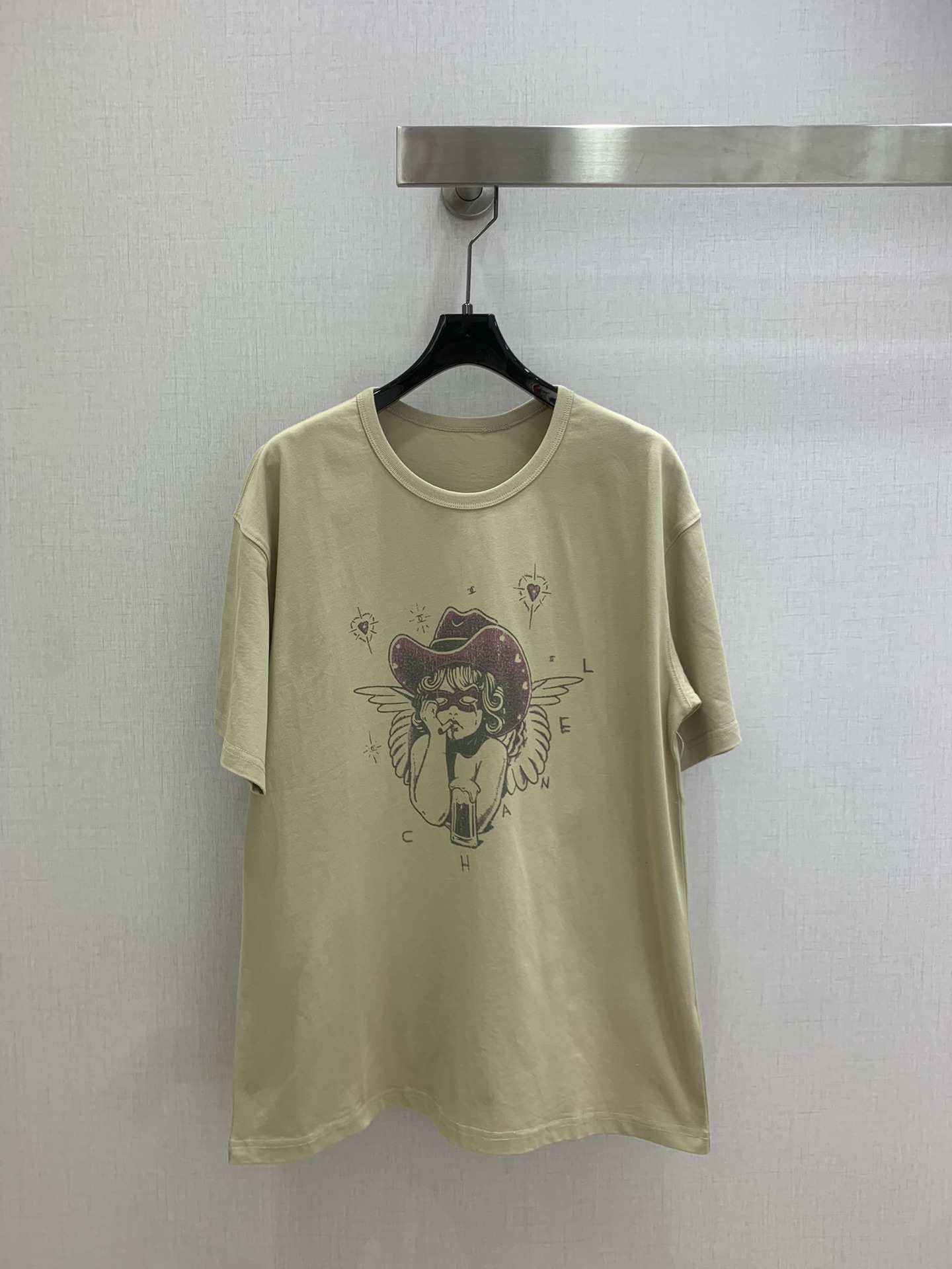 NO:716347,Highly recommended for the early spring of 26. Second-hand Tencel white ink short-sleeved T-shirt. The old washed light khaki color comes with a relaxation filter. The retro angel print uses white ink technology to add an American sweet and cool feeling. The whole color system is high-end yet gentle. The oversize version is fashionable and hides the flesh on the upper body without being picky. It is difficult to find one in the second-hand market. One color SML code. High-quality ABC, versace, T-shirt, tees, t-shirt,19860909强烈推荐 26早春新款 中古天丝白墨短袖T恤 做旧洗水的浅卡其色自带松弛滤镜,复古的天使印花采用白墨工艺增添美式甜酷感,整件色系高级又不失温柔感.oversize版型上身时髦藏肉,又不挑人,中古市场很难找的一款 一个色 SML码 高品质ABC,,versace,T-shirt,tees，t-shirt,,Women's clothing