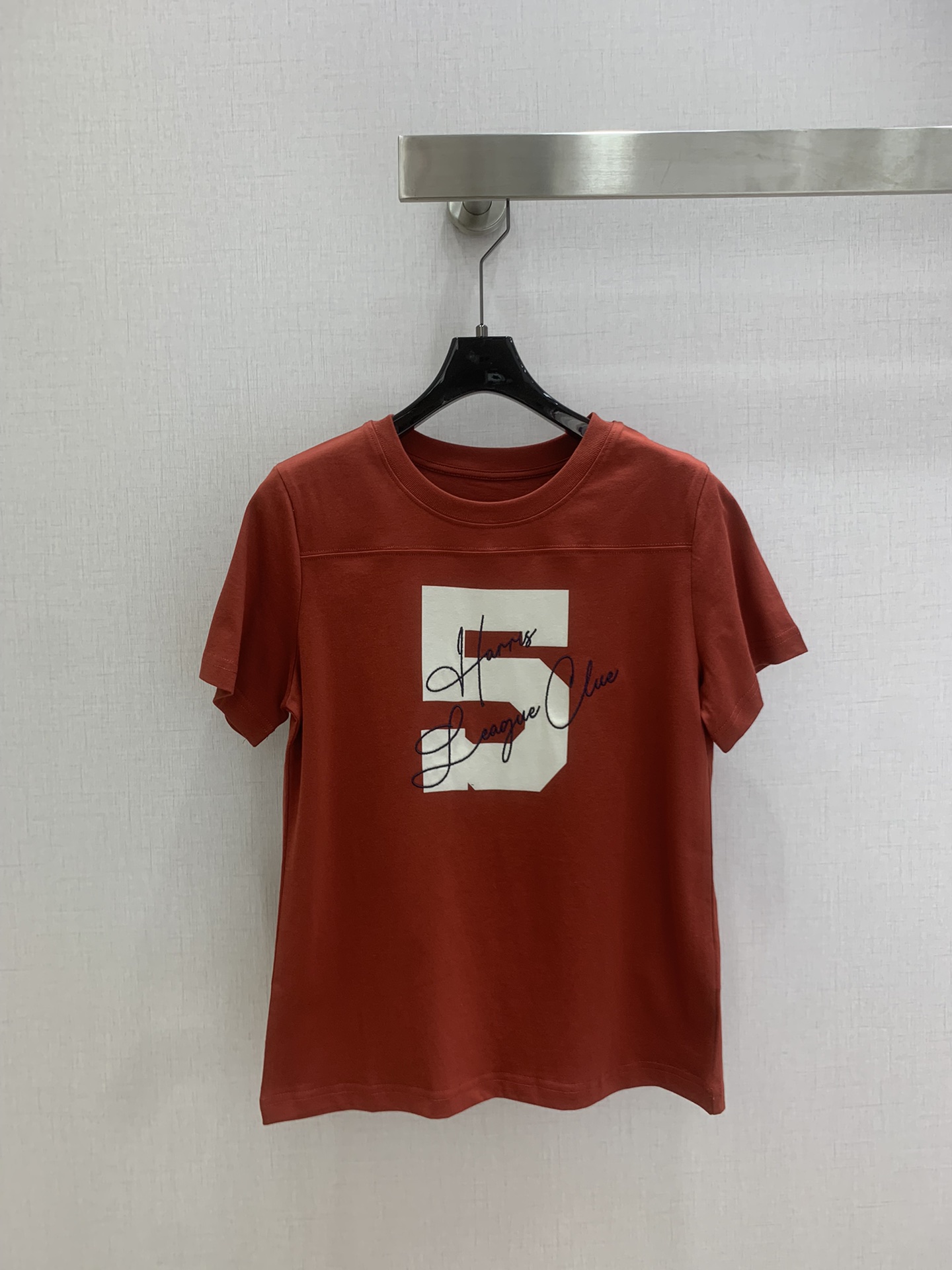 NO:716350,Highly recommended for the early spring of 26. Second-hand digital embroidery short-sleeved T-shirt. The classic No. 5 element of Xiaoxiangjia. The white ink printing is retro and breathable, and the navy embroidered handwriting is casual and exquisite. It is a very special brick red color.19860909强烈推荐 26早春新款 中古数字刺绣短袖T恤 小香家经典的5号元素,白墨印花复古透气,藏青刺绣手写体随性又精致.很特别的砖红色,上身特别显气色,小版型实穿显瘦 一个色 SML码 高品质ABC,,chanel,T-shirt,tees，t-shirt,,Women's clothing