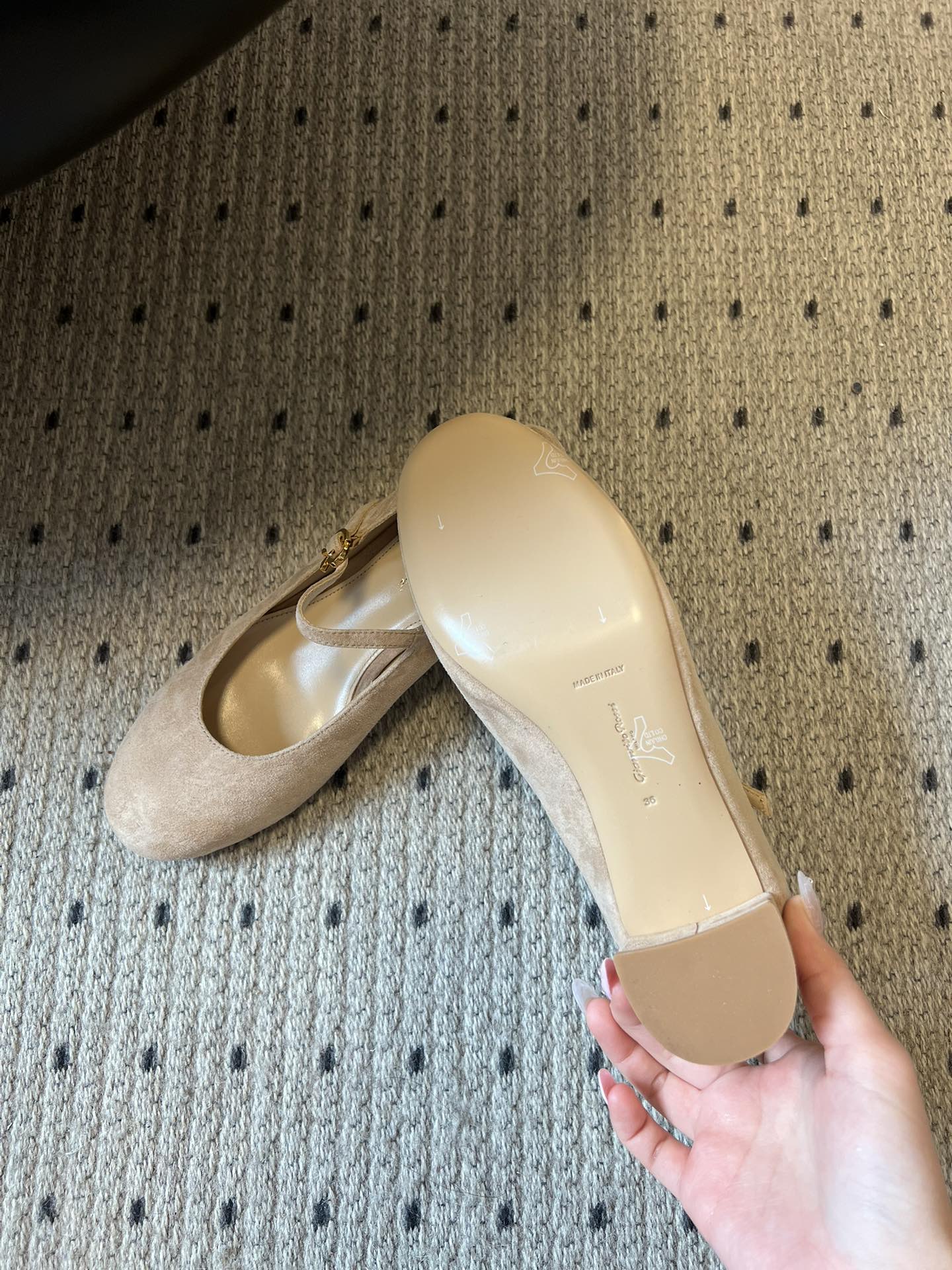 Gianvito Ross*26ss早春新款经典粗低跟玛丽珍鞋延续玛丽珍鞋的标志性T字带与可调节搭扣设计