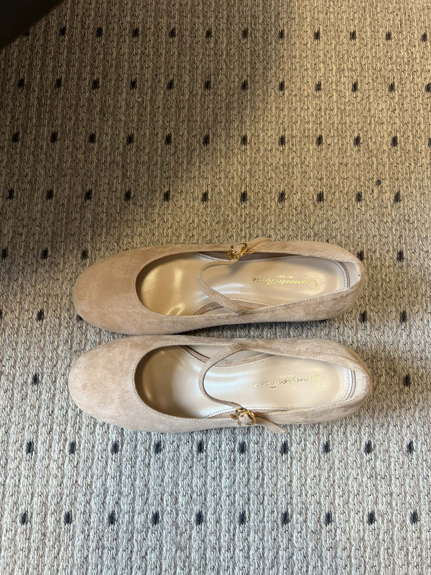 Gianvito Ross*26ss早春新款经典粗低跟玛丽珍鞋延续玛丽珍鞋的标志性T字带与可调节搭扣设计