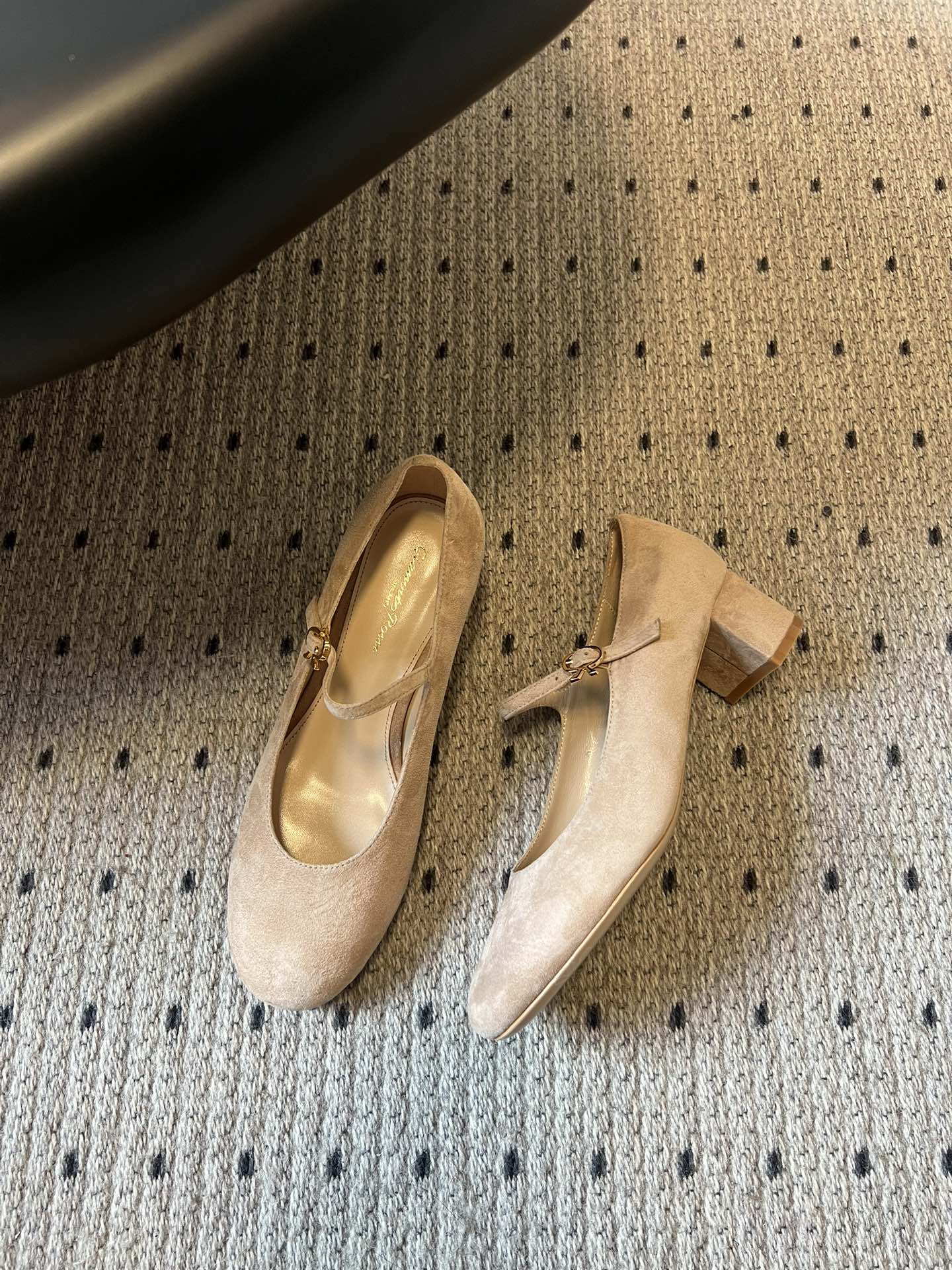 Gianvito Ross*26ss早春新款经典粗低跟玛丽珍鞋延续玛丽珍鞋的标志性T字带与可调节搭扣设计