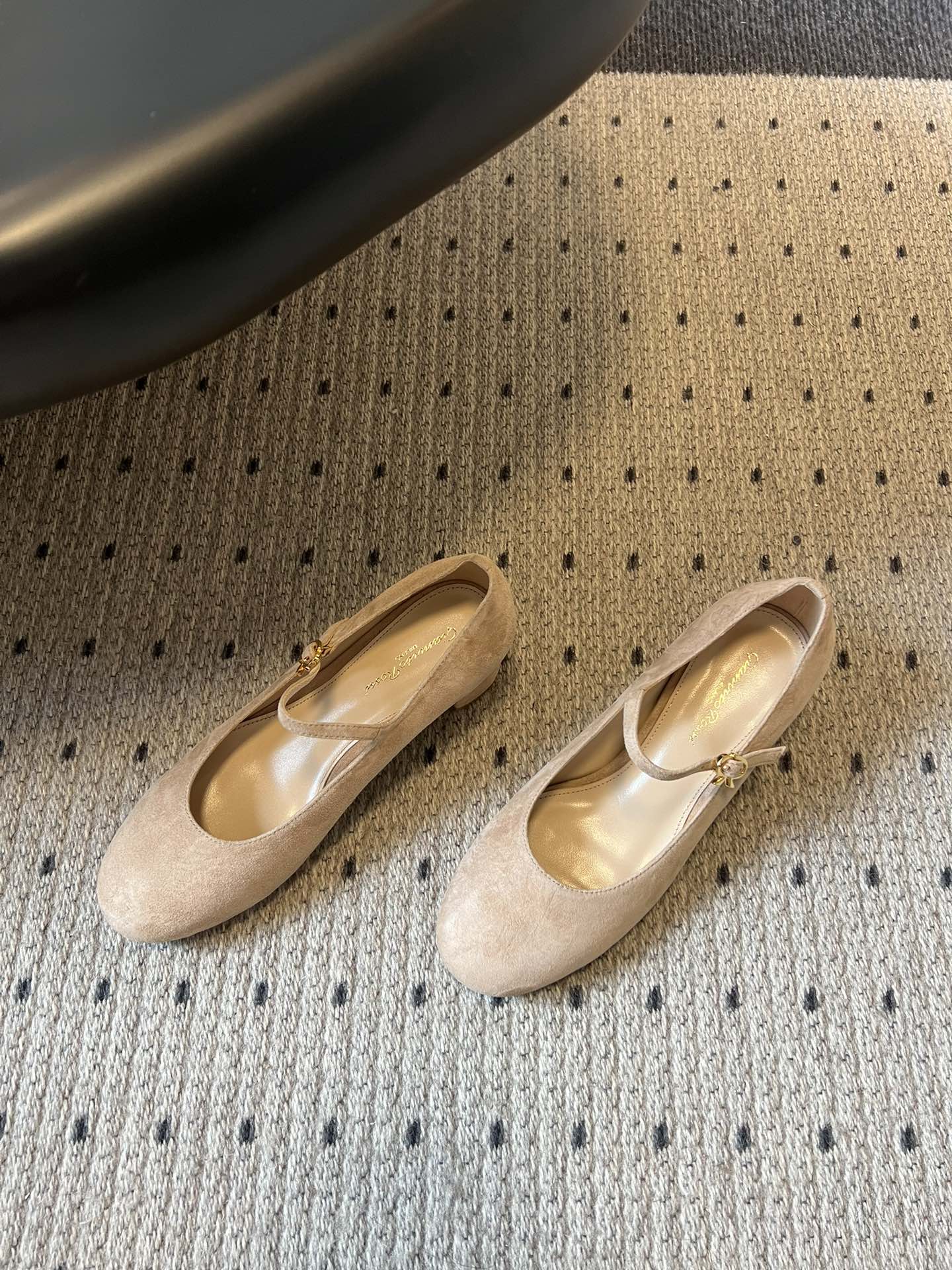 Gianvito Ross*26ss早春新款经典粗低跟玛丽珍鞋延续玛丽珍鞋的标志性T字带与可调节搭扣设计