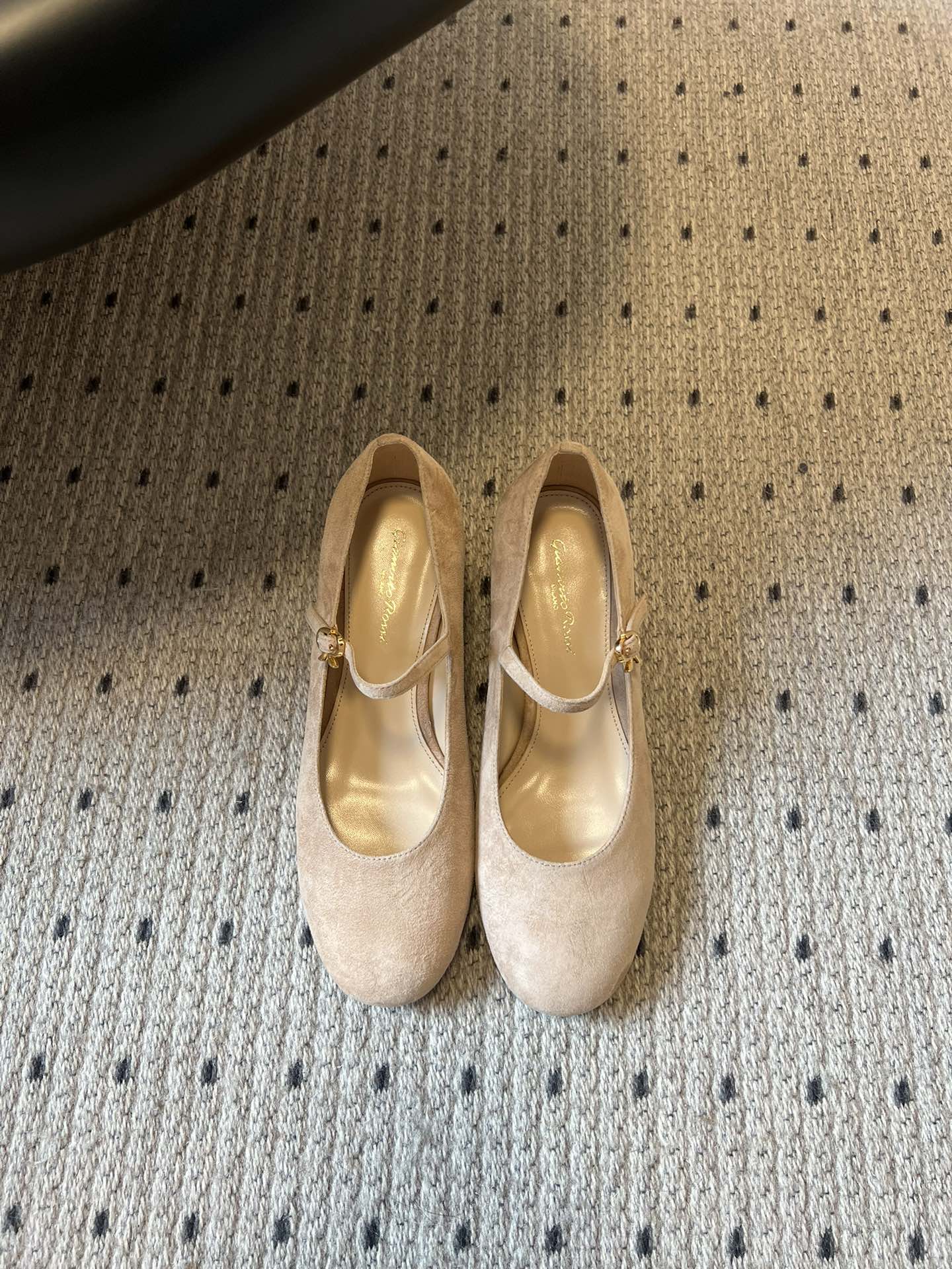 Gianvito Ross*26ss早春新款经典粗低跟玛丽珍鞋延续玛丽珍鞋的标志性T字带与可调节搭扣设计