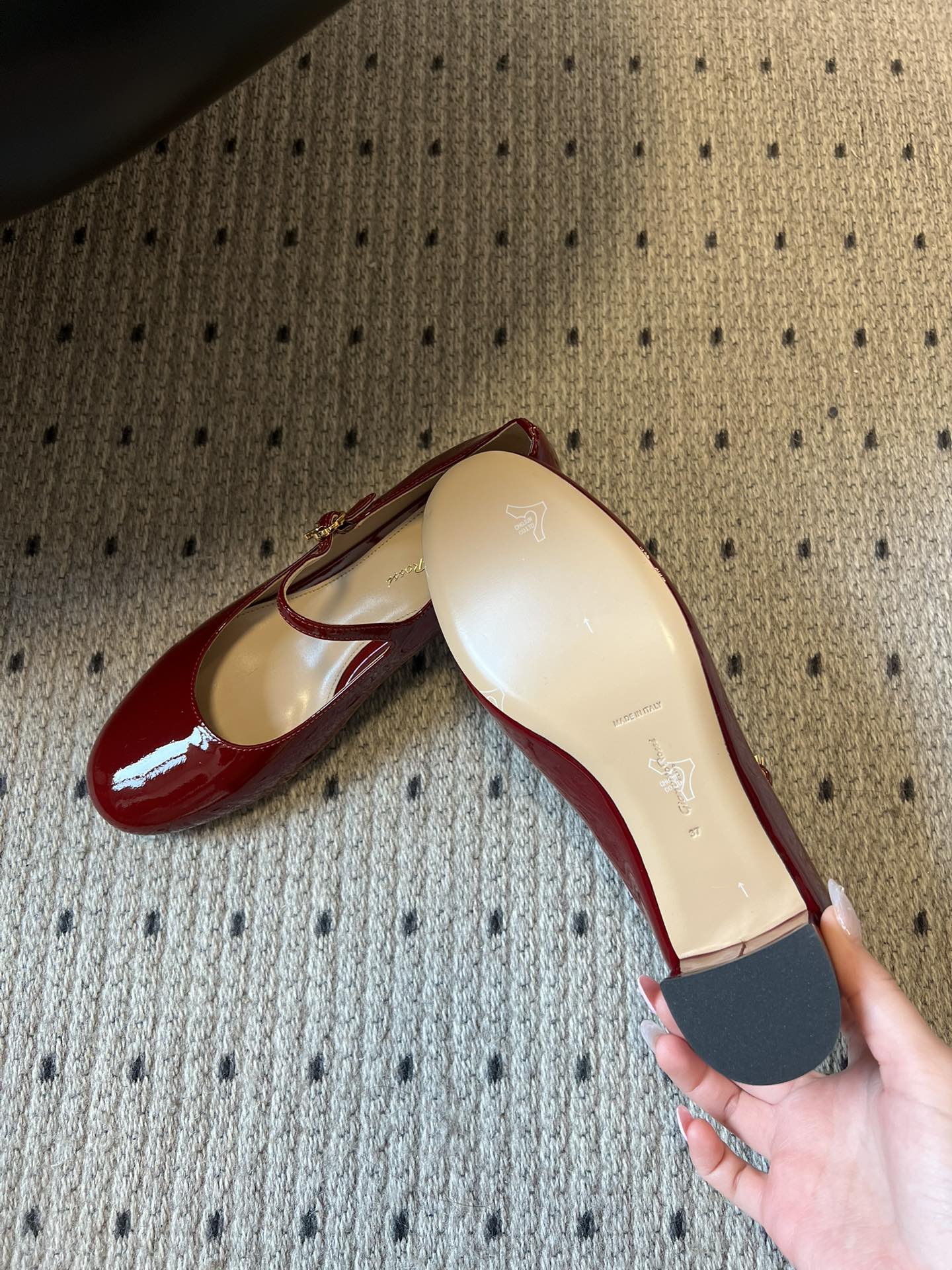 Gianvito Ross*26ss早春新款经典粗低跟玛丽珍鞋延续玛丽珍鞋的标志性T字带与可调节搭扣设计