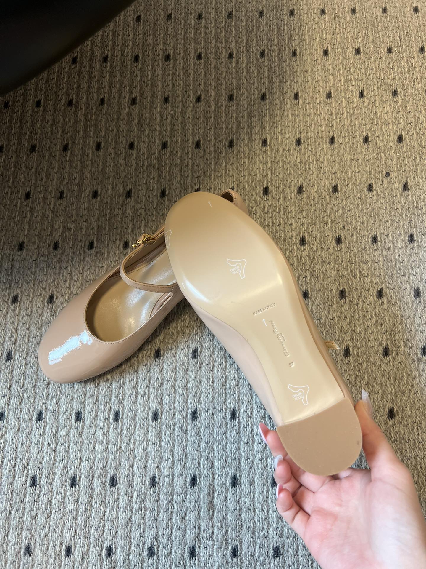 Gianvito Ross*26ss早春新款经典粗低跟玛丽珍鞋延续玛丽珍鞋的标志性T字带与可调节搭扣设计