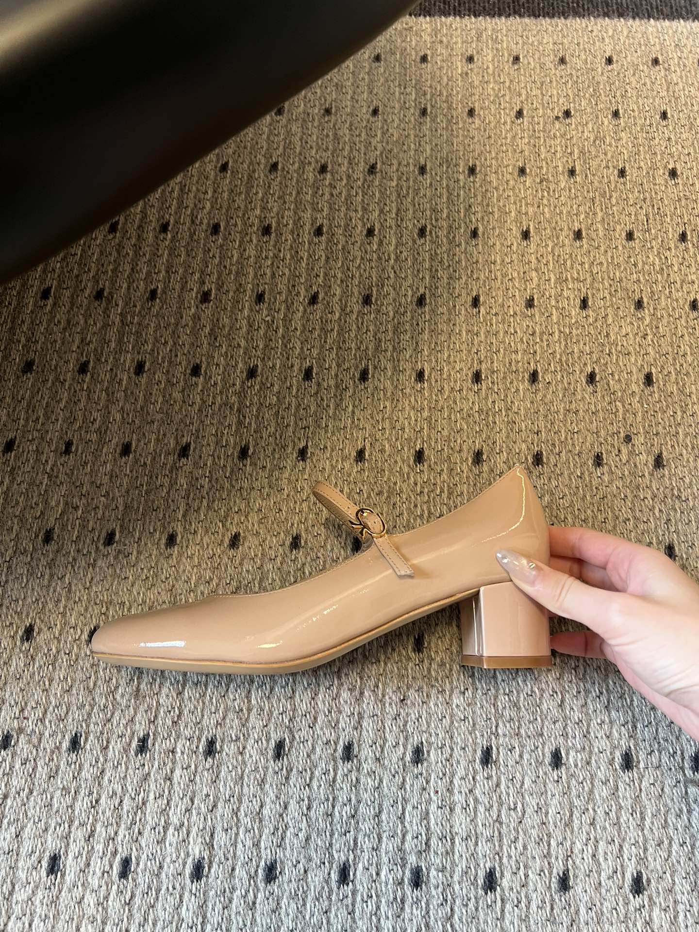 Gianvito Ross*26ss早春新款经典粗低跟玛丽珍鞋延续玛丽珍鞋的标志性T字带与可调节搭扣设计