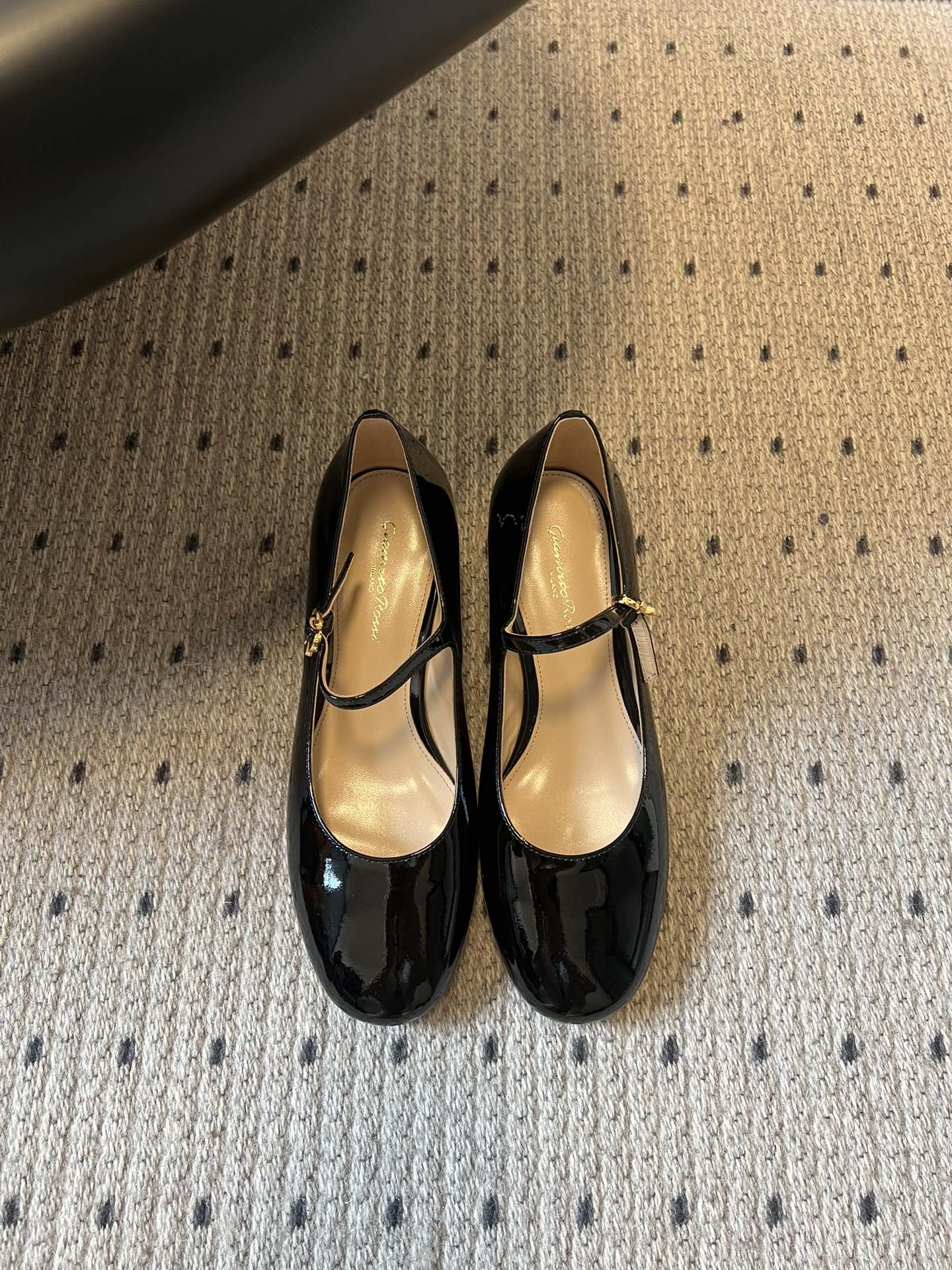 Gianvito Ross*26ss早春新款经典粗低跟玛丽珍鞋延续玛丽珍鞋的标志性T字带与可调节搭扣设计