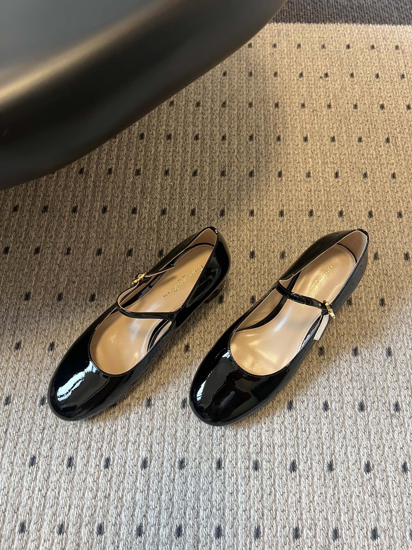 Gianvito Ross*26ss早春新款经典粗低跟玛丽珍鞋延续玛丽珍鞋的标志性T字带与可调节搭扣设计