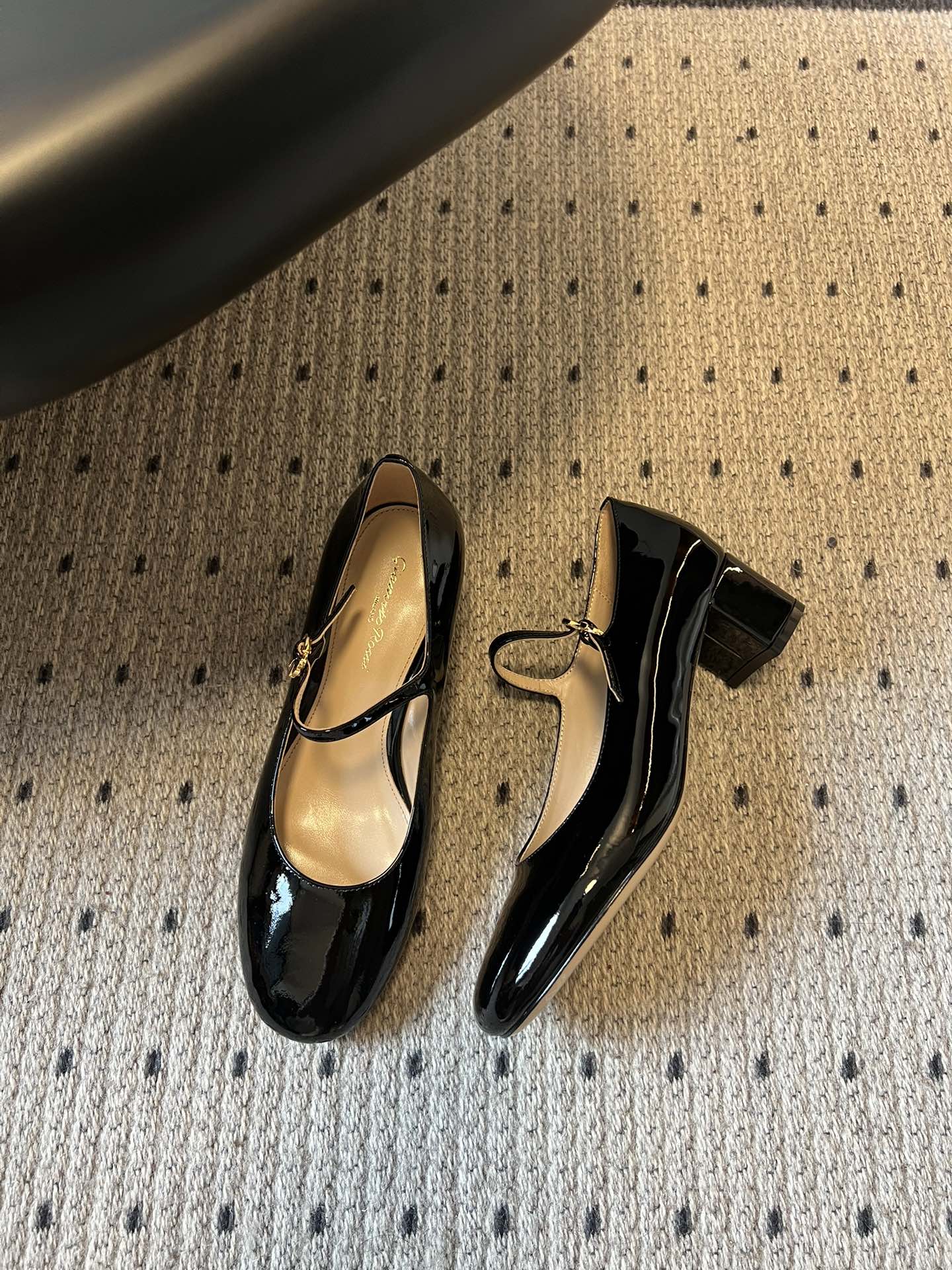 Gianvito Ross*26ss早春新款经典粗低跟玛丽珍鞋延续玛丽珍鞋的标志性T字带与可调节搭扣设计