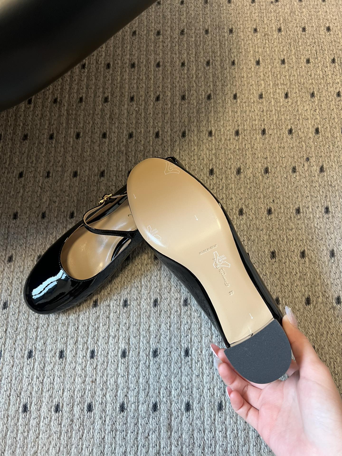 Gianvito Ross*26ss早春新款经典粗低跟玛丽珍鞋延续玛丽珍鞋的标志性T字带与可调节搭扣设计