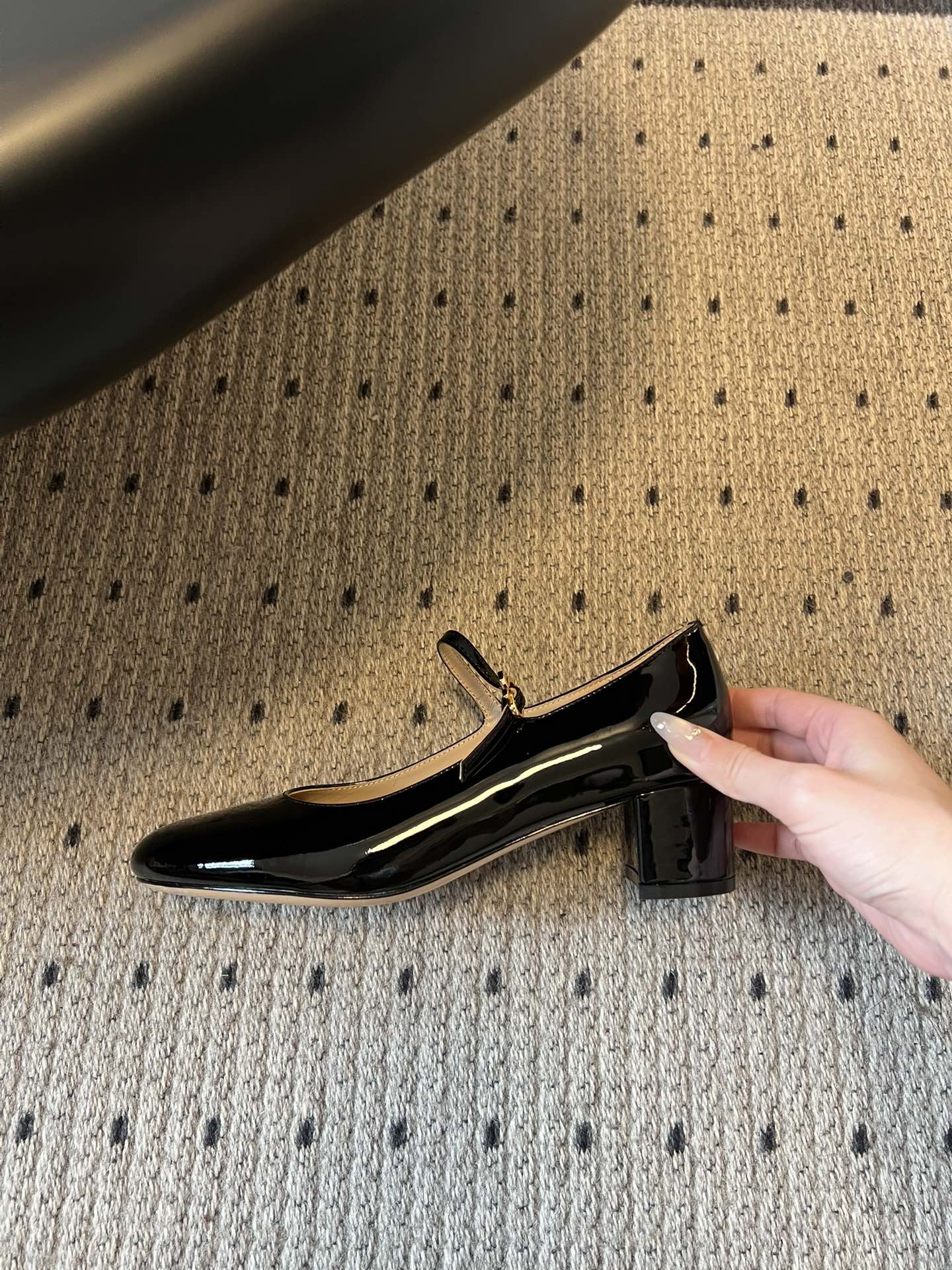 Gianvito Ross*26ss早春新款经典粗低跟玛丽珍鞋延续玛丽珍鞋的标志性T字带与可调节搭扣设计