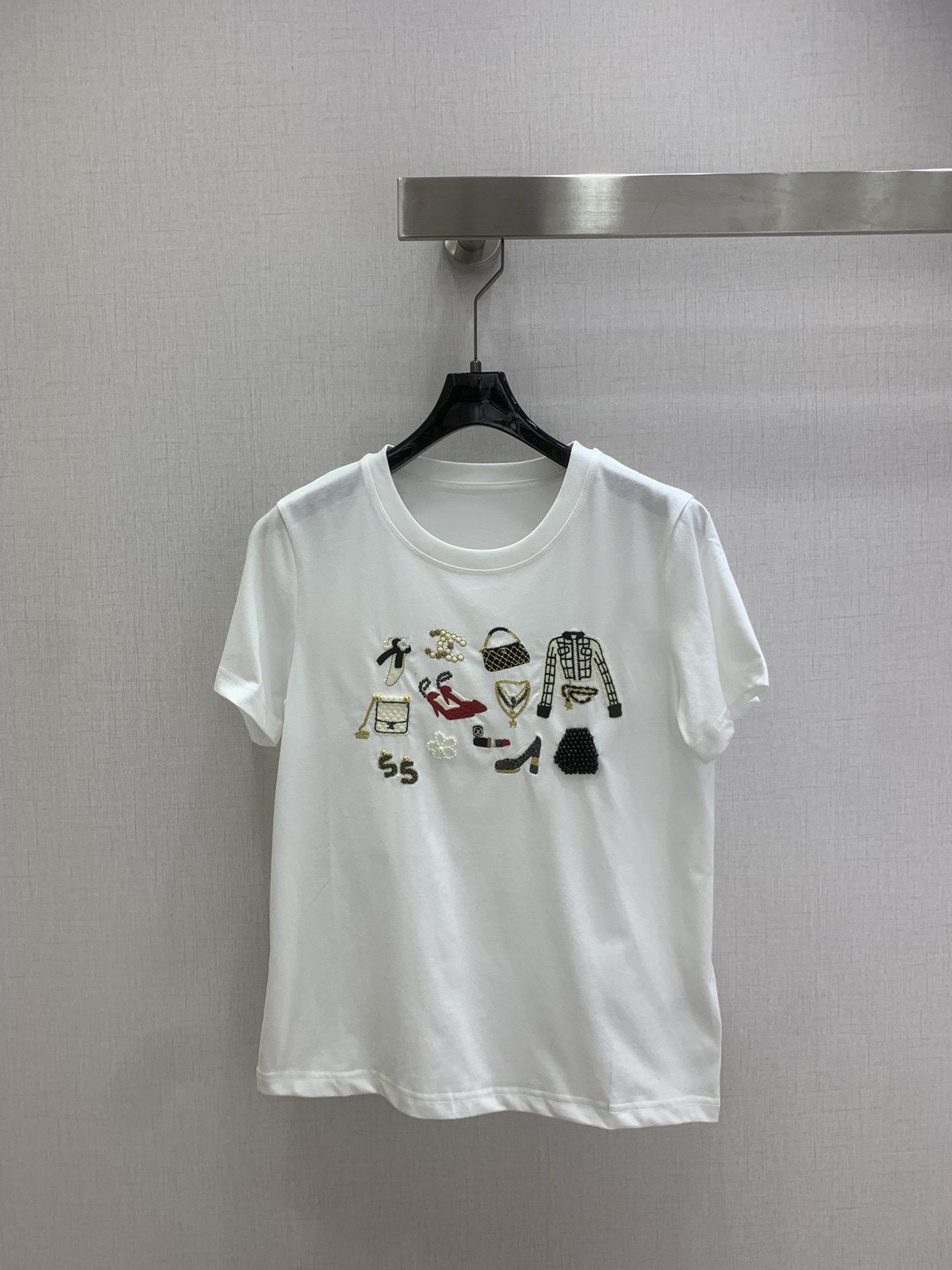 NO:716356,Highly recommended for the early spring of 26. Heavy embroidery and beading short-sleeved T-shirt. Wear Grandma Xiang's 'cloakroom' on your body. What is your experience? This middle-aged model embroiders Xiaoxiang's classic jacket, mini handbag, red-soled high-heeled shoes and other accessories on the body. Thousand-needle embroidery is superimposed with hand-made beading, which is exquisite and interesting. Mercerized fabric, small version is super slim, and the upper body can be easily worn to give a relaxed and noble feeling. Two colors SML code, high quality ABC,,high  heels,jackets & coats,T-shirt,tees,t-shirt,hats,19860909强烈推荐 26早春新款 重工刺绣钉珠衣帽短袖T恤 把香奶奶的“衣帽间”穿在身上 是什么体验这款中古款把小香经典外套、mini手袋、红底高跟鞋等饰品都绣在了身上,万针刺绣的工艺上叠加手工钉珠,精致又有趣.丝光面料,小版型超显瘦,上身轻松穿出松弛贵气感 两个色 SML码 高品质ABC,,high heels,jackets & coats,T-shirt,tees，t-shirt,hats,,Women's clothing