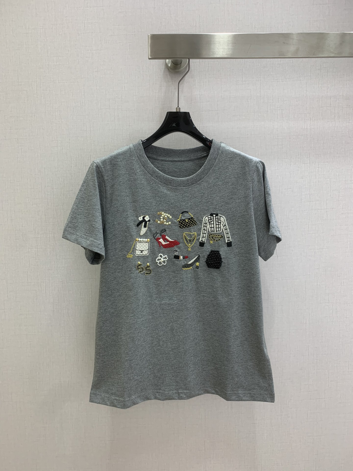 NO:716362,Highly recommended for the early spring of 26. Heavy embroidery and beading short-sleeved T-shirt. Wear Grandma Xiang's 'cloakroom' on your body. What is your experience? This middle-aged model embroiders Xiaoxiang's classic jacket, mini handbag, red-soled high-heeled shoes and other accessories on the body. Thousand-needle embroidery is superimposed with hand-made beading, which is exquisite and interesting. Mercerized fabric, small version is super slim, and the upper body can be easily worn to give a relaxed and noble feeling. Two colors SML code, high quality ABC,,high  heels,jackets & coats,T-shirt,tees,t-shirt,hats,19860909强烈推荐 26早春新款 重工刺绣钉珠衣帽短袖T恤 把香奶奶的“衣帽间”穿在身上 是什么体验这款中古款把小香经典外套、mini手袋、红底高跟鞋等饰品都绣在了身上,万针刺绣的工艺上叠加手工钉珠,精致又有趣.丝光面料,小版型超显瘦,上身轻松穿出松弛贵气感 两个色 SML码 高品质ABC,,high heels,jackets & coats,T-shirt,tees，t-shirt,hats,,Women's clothing