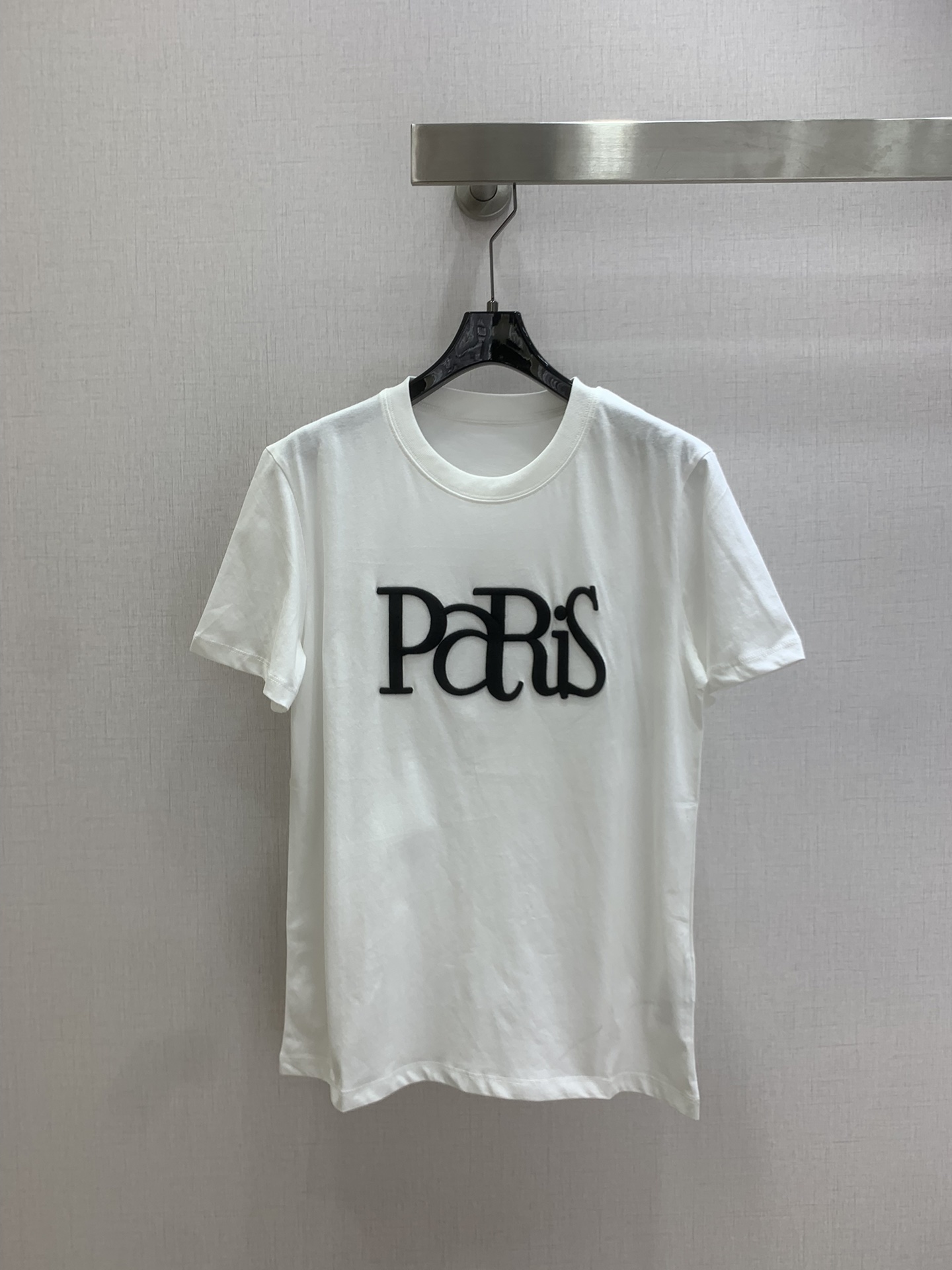 NO:716368,Highly recommended 26 early spring new three-dimensional embroidered short-sleeved T-shirt. The classic T-shirt meets the artistic Paris letter embroidery, which instantly captures the French lazy atmosphere. The English font design is unique and eye-catching, the three-dimensional embroidery is very delicate, the curvature outlines the layering, the collision of red and white is warm and elegant, the dyed red is very white. Two colors SML code, high quality ABC, T-shirt, tees, t-shirt,19860909强烈推荐 26早春新款 立体刺绣短袖T恤 经典T恤撞上艺术感的Paris字母刺绣,瞬间拿捏法式慵懒氛围,英文的字体设计独特又吸睛,立体的刺绣很精致,弧度勾勒出层次感,红与白的碰撞热烈又优雅,定染的正红色很显白 两个色 SML码 高品质ABC,,T-shirt,tees，t-shirt,,Women's clothing