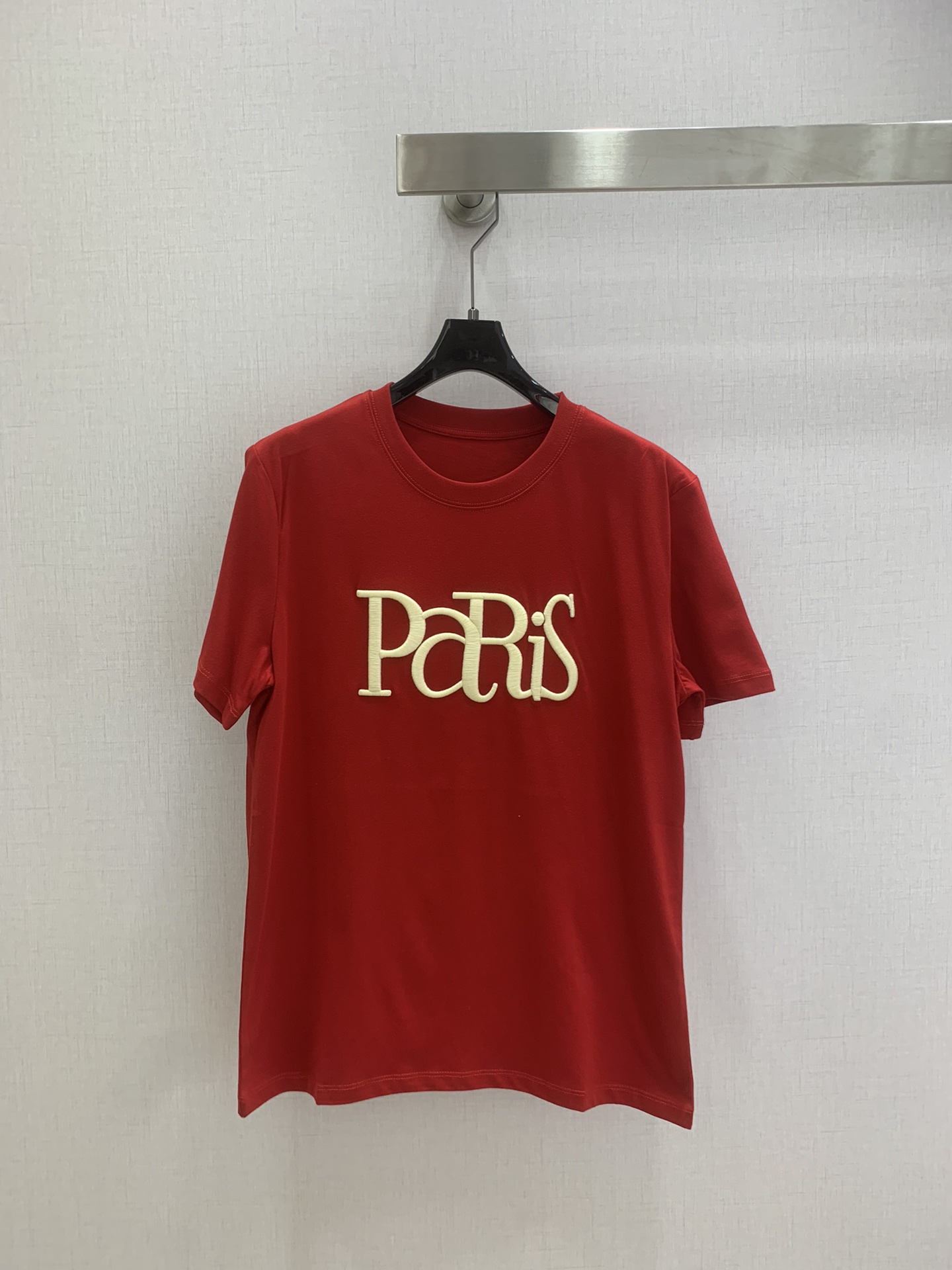 NO:716374,Highly recommended 26 early spring new three-dimensional embroidered short-sleeved T-shirt. The classic T-shirt meets the artistic Paris letter embroidery, which instantly captures the French lazy atmosphere. The English font design is unique and eye-catching, the three-dimensional embroidery is very delicate, the curvature outlines the layering, the collision of red and white is warm and elegant, the dyed red is very white. Two colors SML code, high quality ABC, T-shirt, tees, t-shirt,19860909强烈推荐 26早春新款 立体刺绣短袖T恤 经典T恤撞上艺术感的Paris字母刺绣,瞬间拿捏法式慵懒氛围,英文的字体设计独特又吸睛,立体的刺绣很精致,弧度勾勒出层次感,红与白的碰撞热烈又优雅,定染的正红色很显白 两个色 SML码 高品质ABC,,T-shirt,tees，t-shirt,,Women's clothing