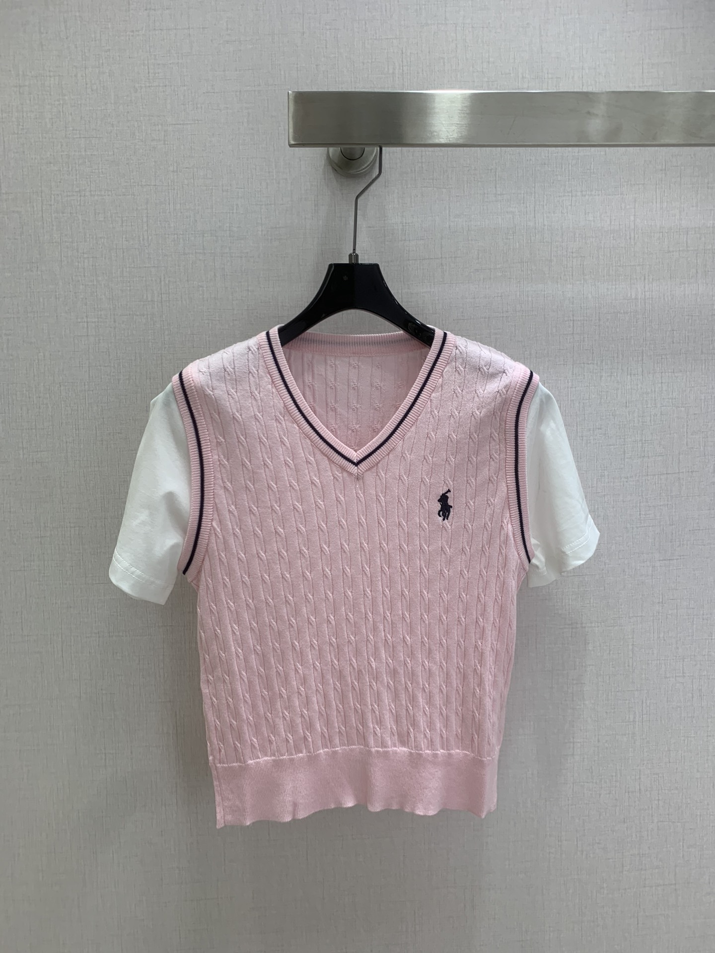 NO:716351,Highly recommended 26 early spring new twist knitted fake two-piece short-sleeved tops. Get acquainted with this set of knitted fake two-piece vests!  The color of the milk fufu is very beautiful, the V-neck twist texture + pony logo, and the white T-shirt layered is fresh and academic, unlocking the fashionable feeling of layering. The Tencel Lyocell yarn is as cool and breathable as a small air conditioner, which is most suitable for summer wear. The pink, yellow and white navy, the color scheme is very girly, one click to unlock the age-reducing college style. Three colors SML code, high quality ABC, T-shirt,19860909强烈推荐 26早春新款 麻花针织假两件短袖上衣 被这组针织假两件马甲拿捏！奶fufu的颜色很美腻,V领麻花肌理+小马标,叠穿白T清新又学院,解锁叠搭时髦感.天丝莱赛尔的纱线上身凉爽透气犹如小空调,最是适合夏日穿搭.粉黄白藏青,配色很少女,一键解锁减龄学院风 三个色 SML码 高品质ABC,,T-shirt,,Women's clothing