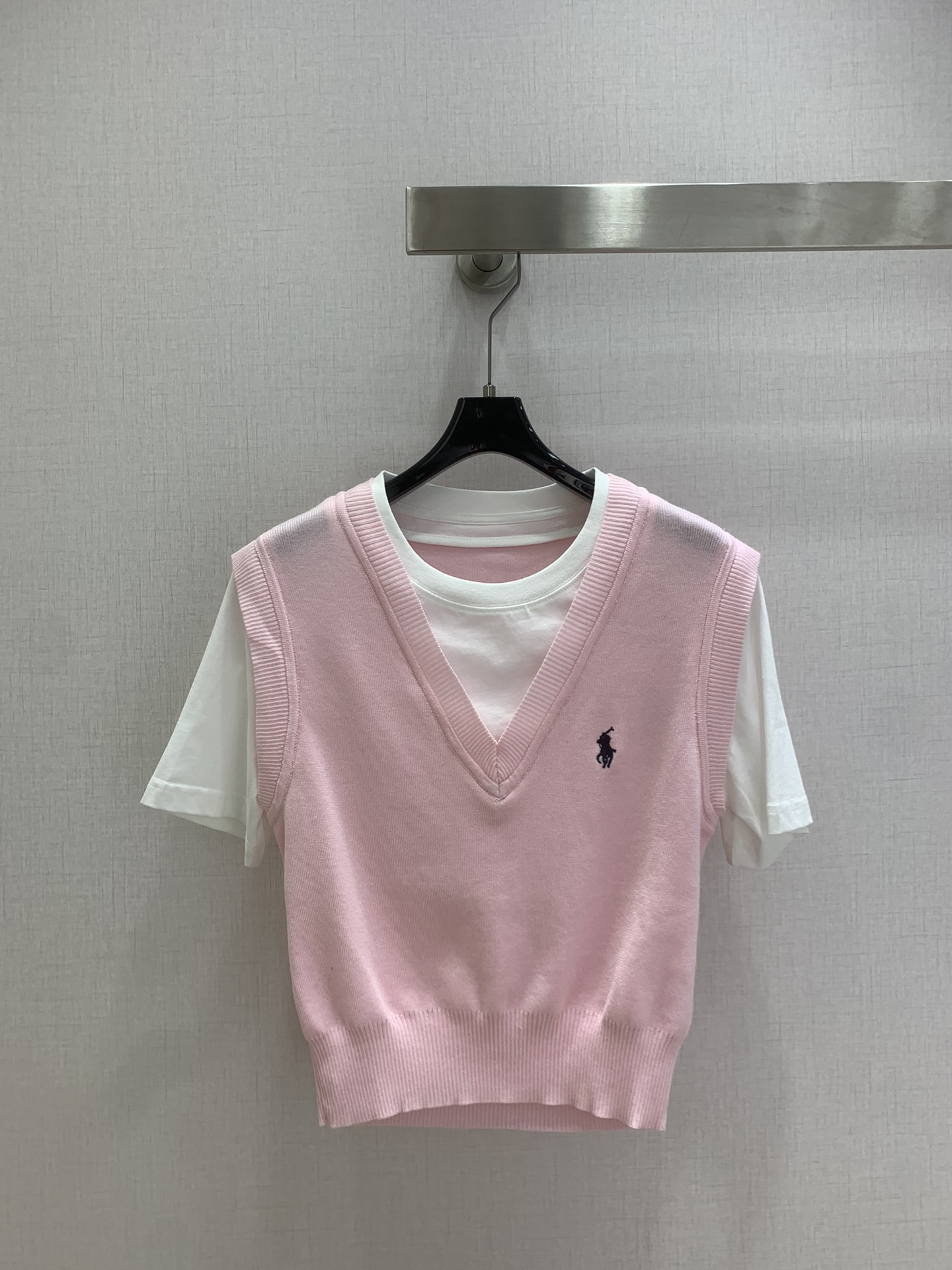 NO:716363,Highly recommended 26 early spring new fake two-piece Tencel vest top  Who can refuse such a beautiful and age-reducing college-style outfit, a clean and simple white T base, a Ralph Lauren vest, and the iconic pony embroidery on the chest add a sense of sophistication. The visual layering is full, and it is easy to control the fashion. The gentle and fresh colors are very beautiful, full of vitality, the gentle pink is sweet and gentle, the calm gray is low-key, and the Tencel Lyocell yarn is cool and breathable, perfect for summer wear, no need to worry about sweating. Three colors SML code, high quality ABC,,19860909强烈推荐 26早春新款 假两件天丝马甲上衣 谁能拒绝这样又美又减龄的学院风穿搭,干净简单的白T打底,外搭拉夫劳伦马甲,胸口标志性小马刺绣增添精致感,视觉上的叠穿层次感拉满,轻松拿捏时髦感.温柔清新的色彩很美腻,活力黄元气满满,温柔粉甜美温柔,沉稳灰低调大气,天丝莱赛尔的纱线凉爽透气超适合夏日穿着,不用担心闷汗 三个色 SML码 高品质ABC,,,Women's clothing