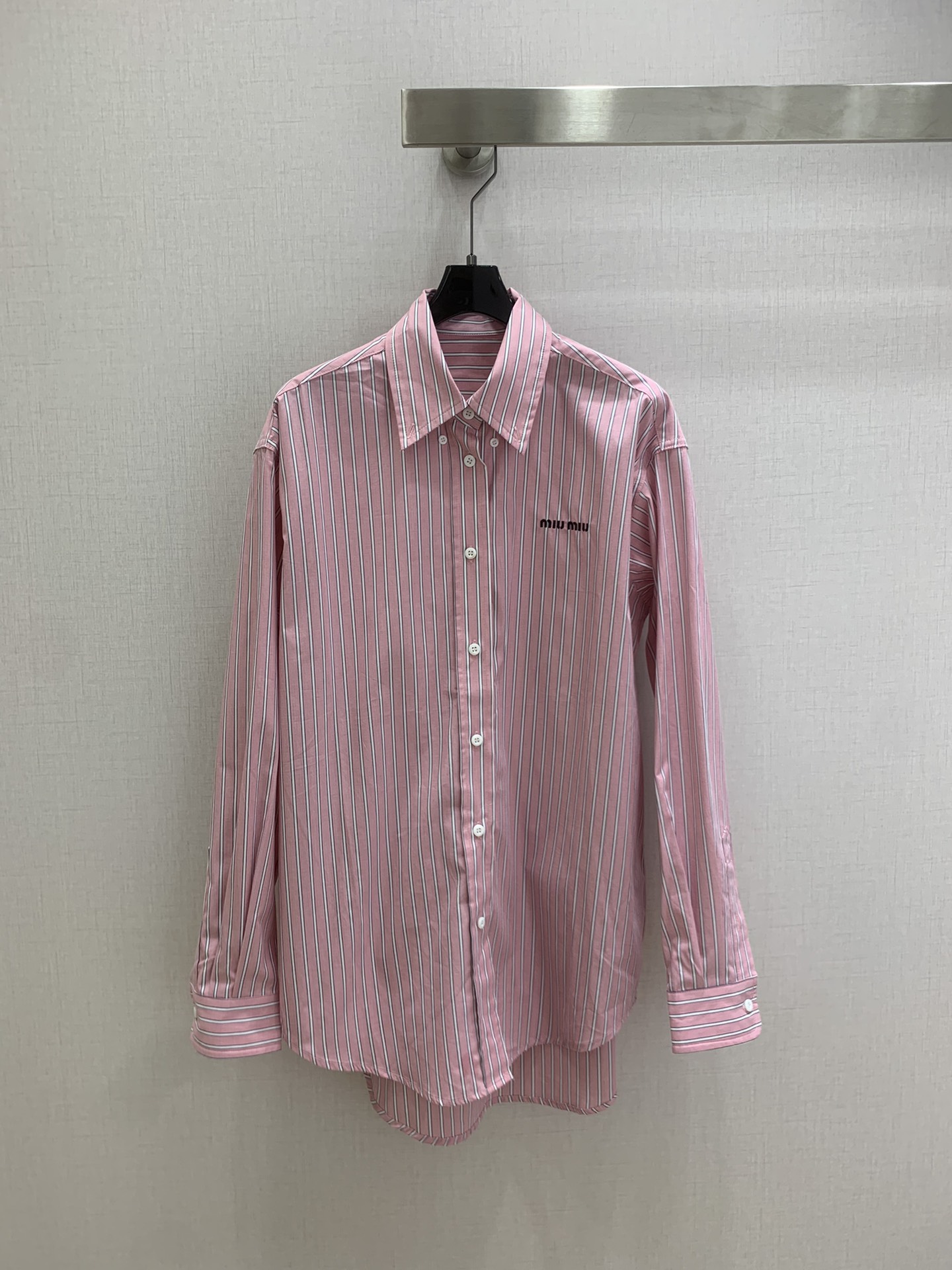 NO:716366,Highly recommended for the early spring of 26, the lapel striped embroidered letter shirt is comfortable and easy to wear, crisp and stylish. Contrast color letters are used on the chest to form a color collision, adding a sense of casual fashion. The visual effect is richer. It looks great with the same series. The classic color system is age-reducing and sweet. It shows the high-end trend positioning. It is fashionable and stylish. One color SML code, high quality ABC, shirts,19860909强烈推荐 26早春新款 翻领条纹刺绣字母衬衫 舒适好穿 挺括有型 胸前采用撞色系字母 形成颜色碰撞 增添休闲时尚感 视觉效果更显丰富 搭配同系列超级好看 经典色系减龄又甜美 彰显高端潮流定位 时髦洋气 一个色 SML码 高品质ABC,,shirts,,Women's clothing