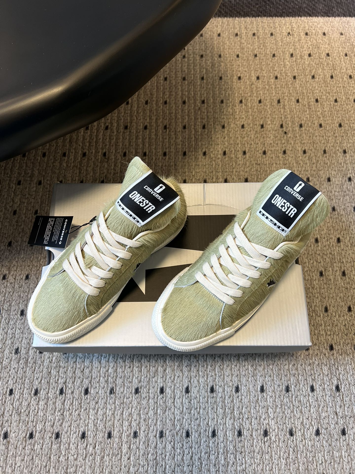 Converse One Star 26ss新款马毛系列板鞋休闲鞋鞋身采用柔软的马毛材质，触感顺滑且自带