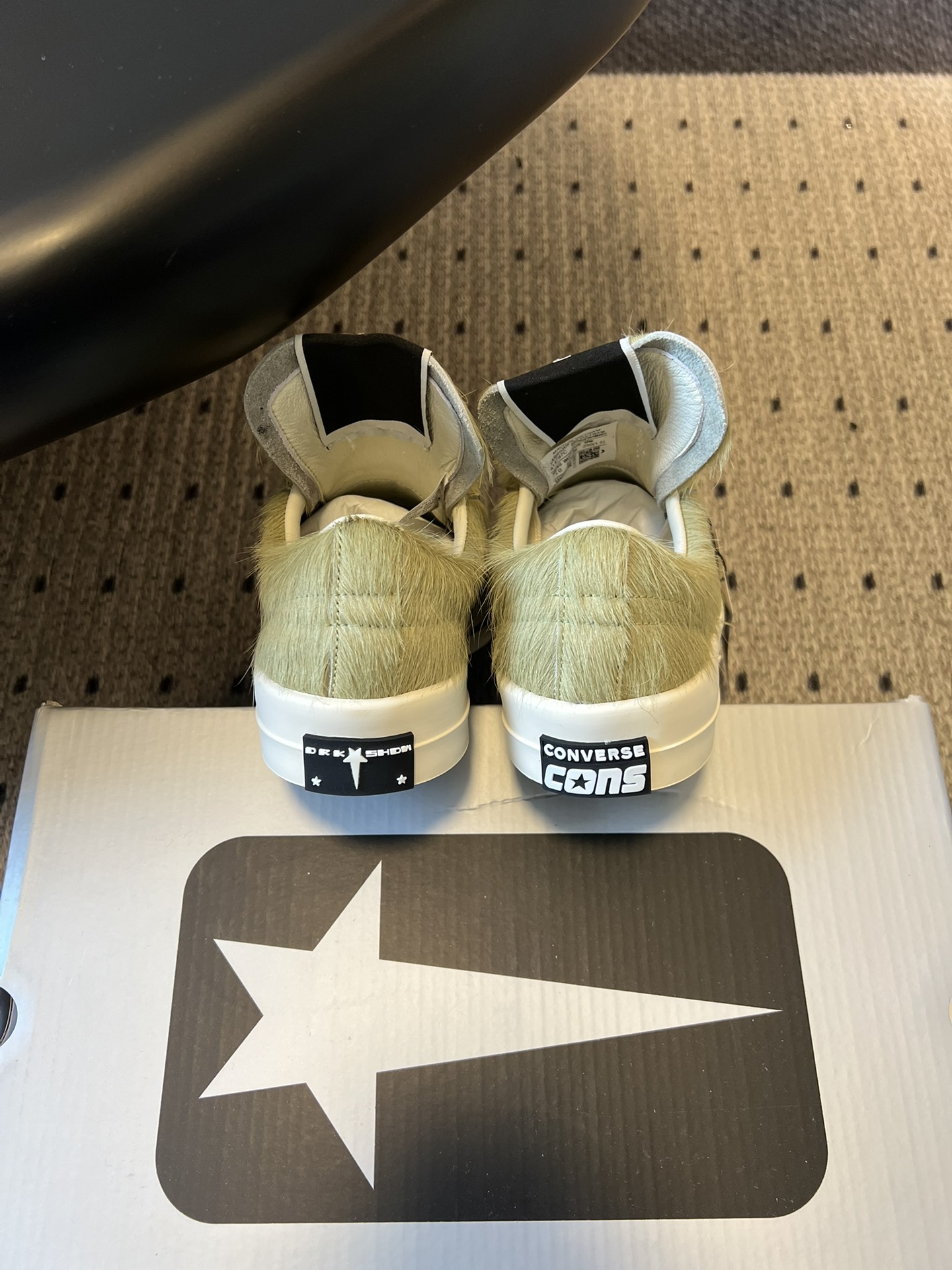 Converse One Star 26ss新款马毛系列板鞋休闲鞋鞋身采用柔软的马毛材质，触感顺滑且自带