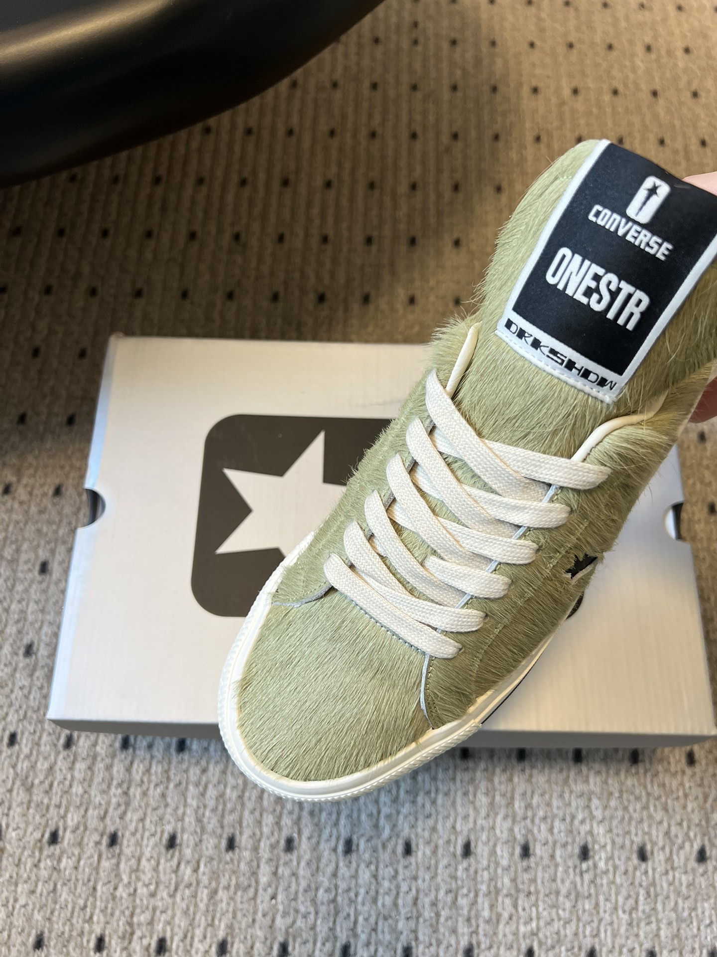 Converse One Star 26ss新款马毛系列板鞋休闲鞋鞋身采用柔软的马毛材质，触感顺滑且自带