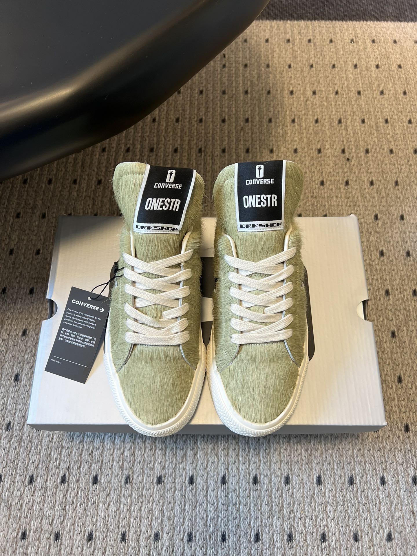 Converse One Star 26ss新款马毛系列板鞋休闲鞋鞋身采用柔软的马毛材质，触感顺滑且自带