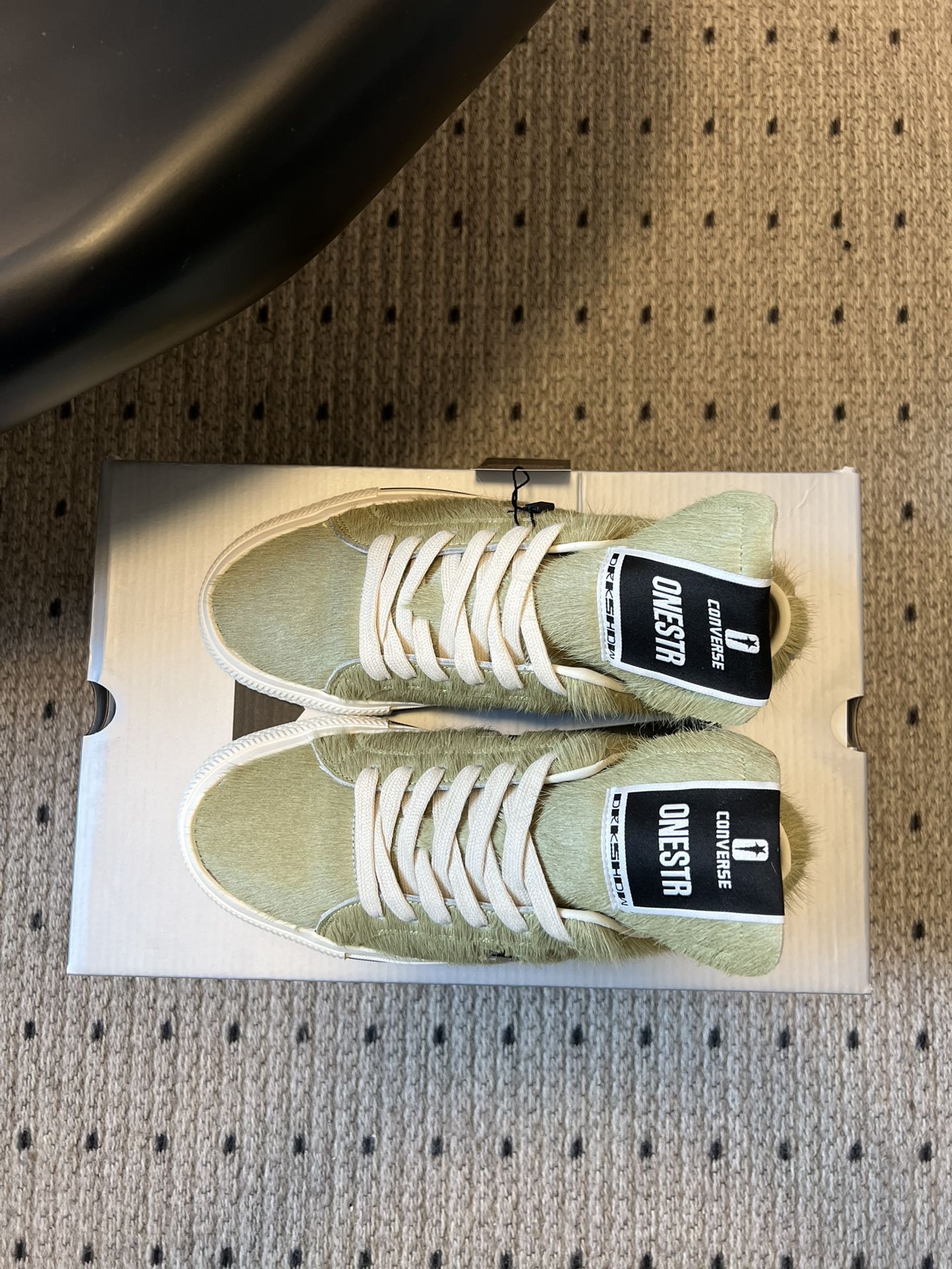 Converse One Star 26ss新款马毛系列板鞋休闲鞋鞋身采用柔软的马毛材质，触感顺滑且自带