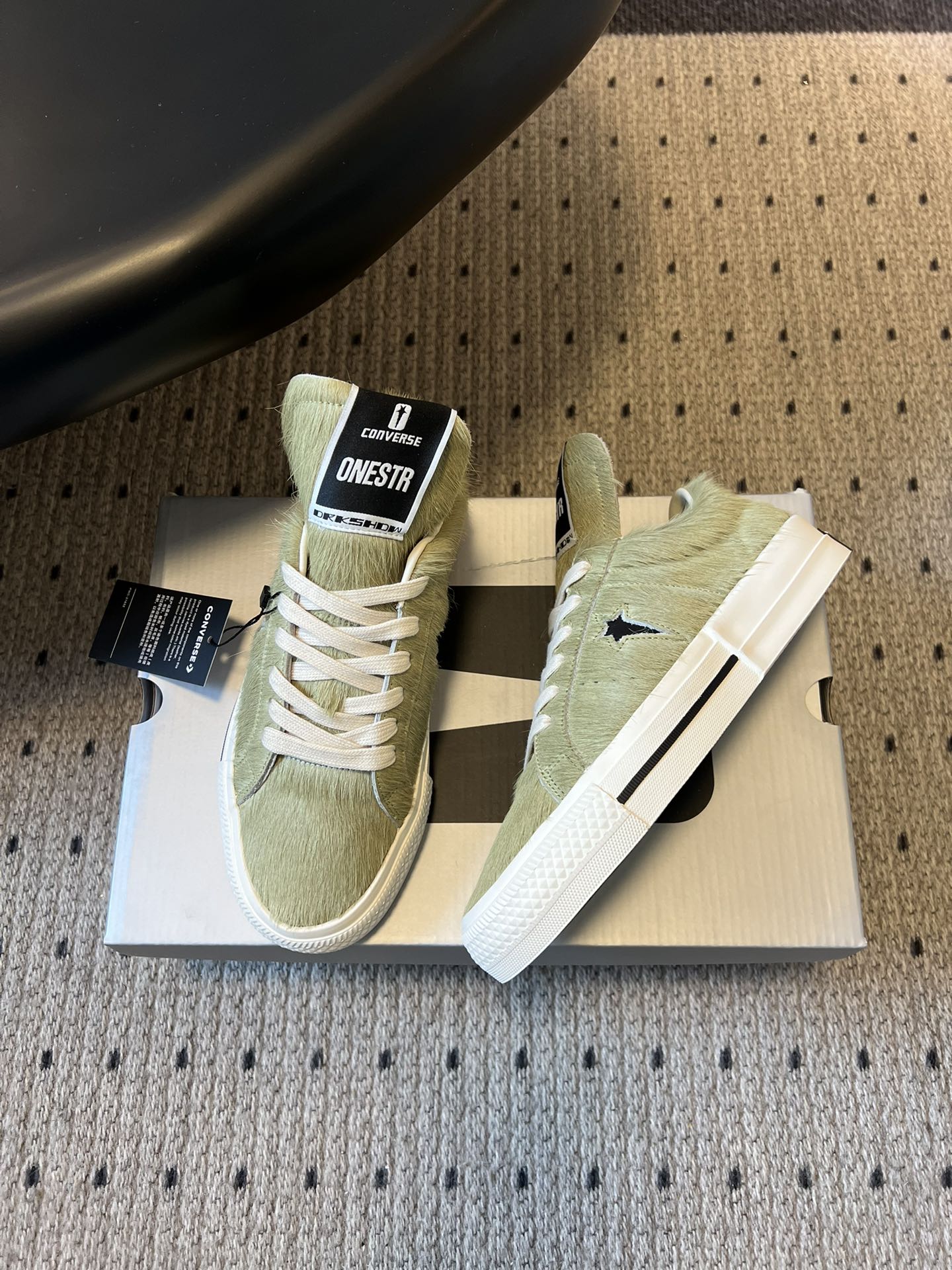 Converse One Star 26ss新款马毛系列板鞋休闲鞋鞋身采用柔软的马毛材质，触感顺滑且自带