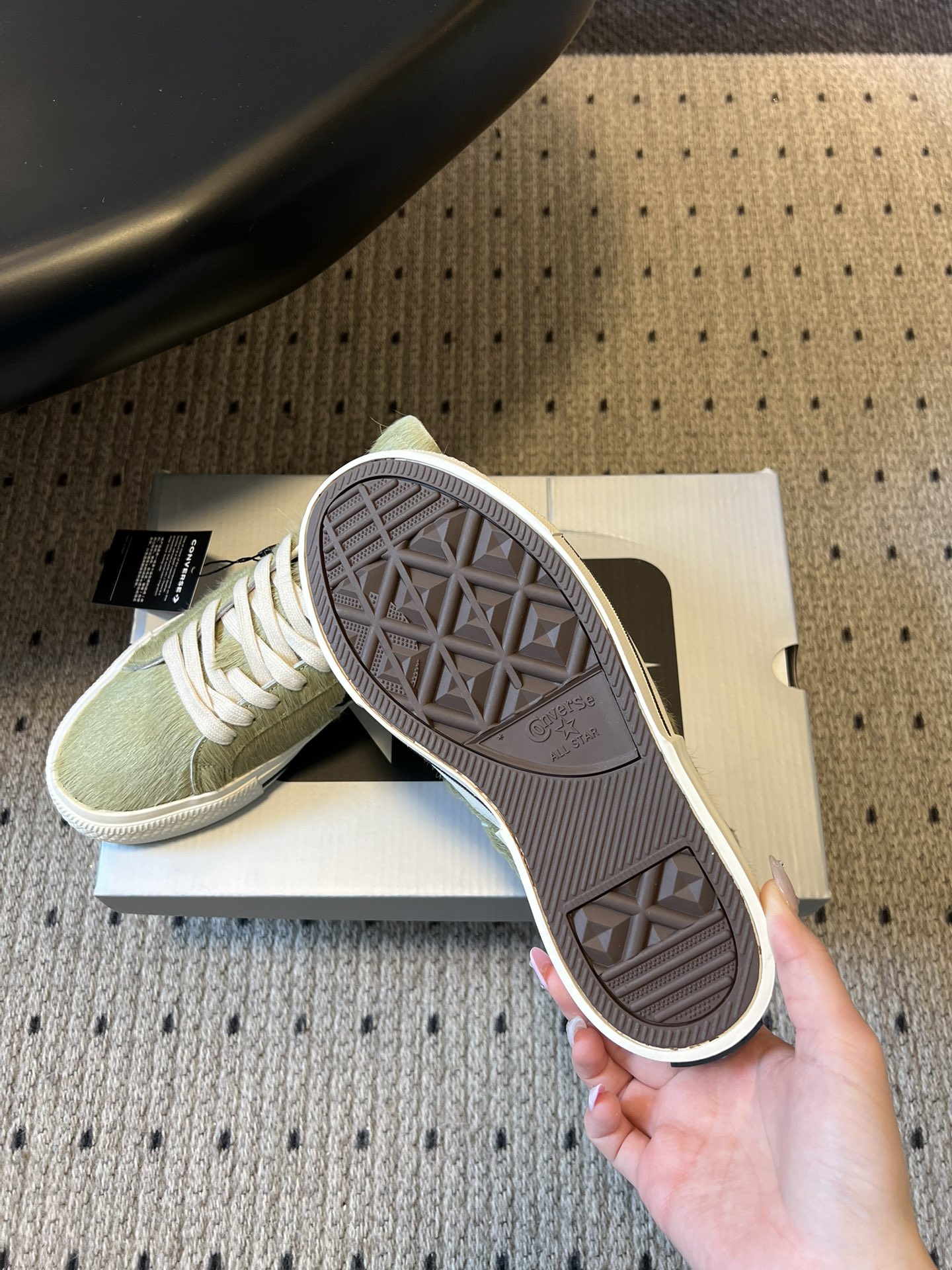 Converse One Star 26ss新款马毛系列板鞋休闲鞋鞋身采用柔软的马毛材质，触感顺滑且自带