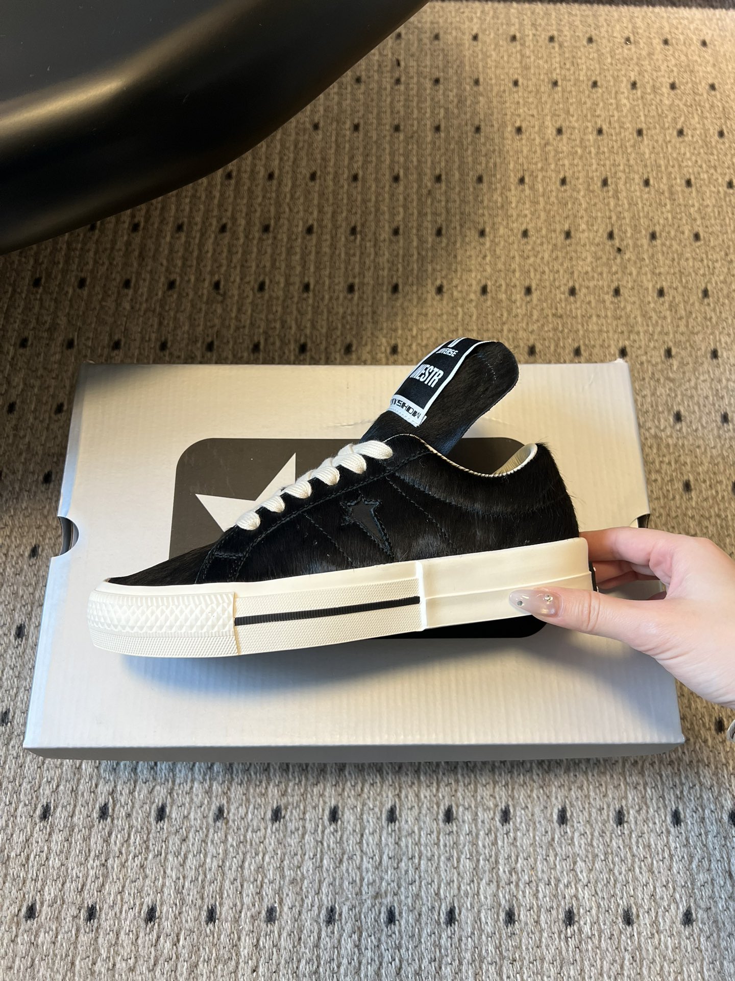 Converse One Star 26ss新款马毛系列板鞋休闲鞋鞋身采用柔软的马毛材质，触感顺滑且自带