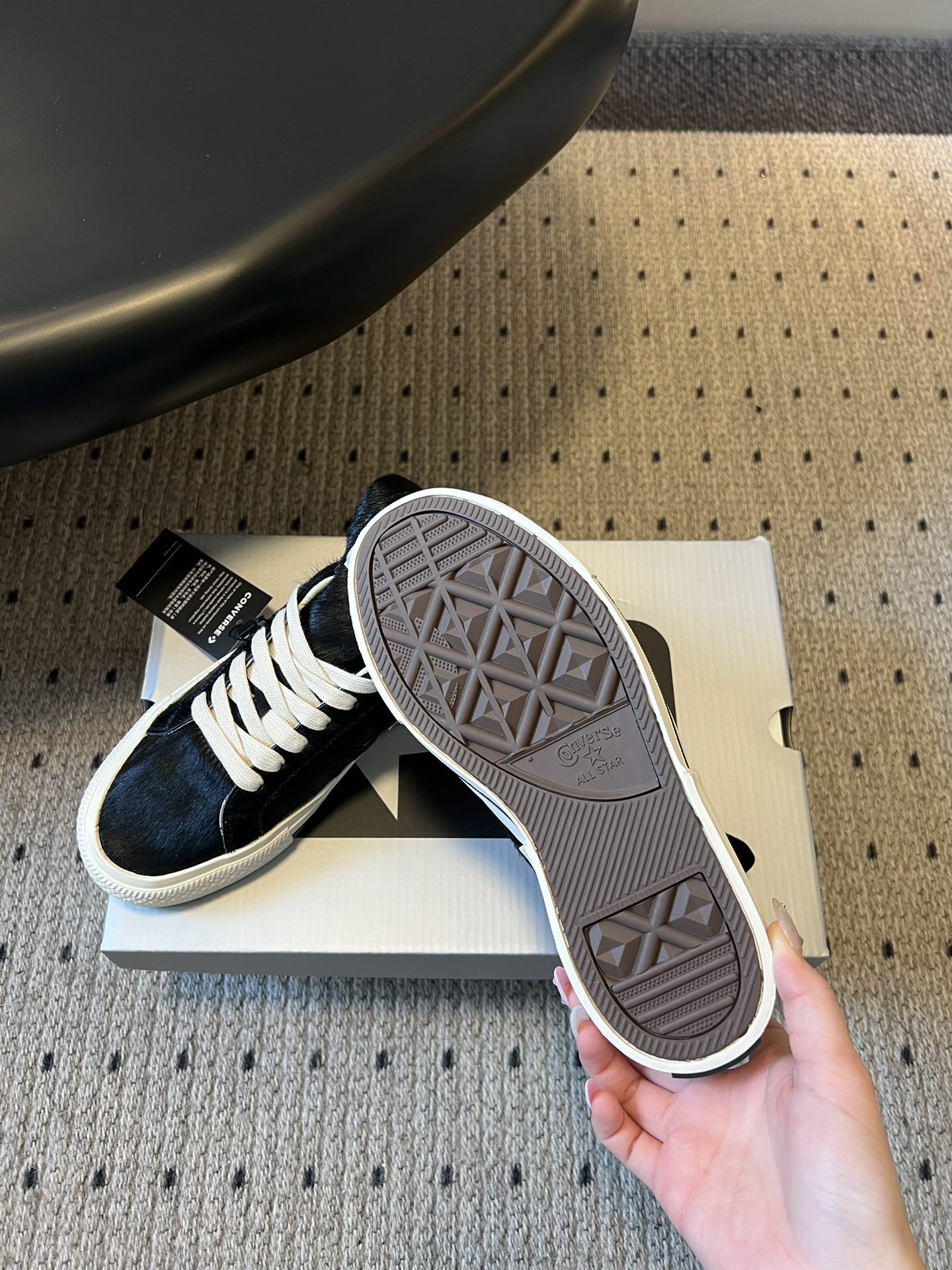 Converse One Star 26ss新款马毛系列板鞋休闲鞋鞋身采用柔软的马毛材质，触感顺滑且自带