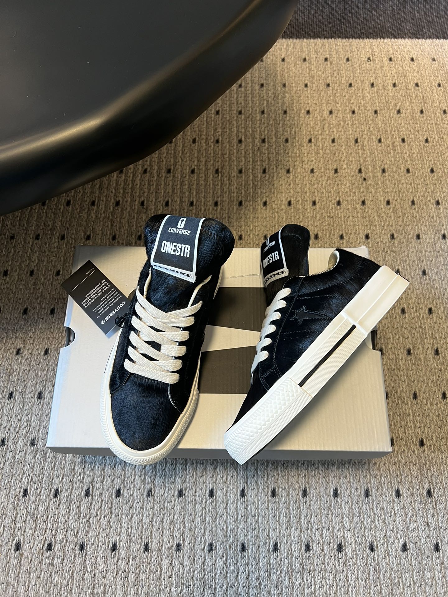 Converse One Star 26ss新款马毛系列板鞋休闲鞋鞋身采用柔软的马毛材质，触感顺滑且自带