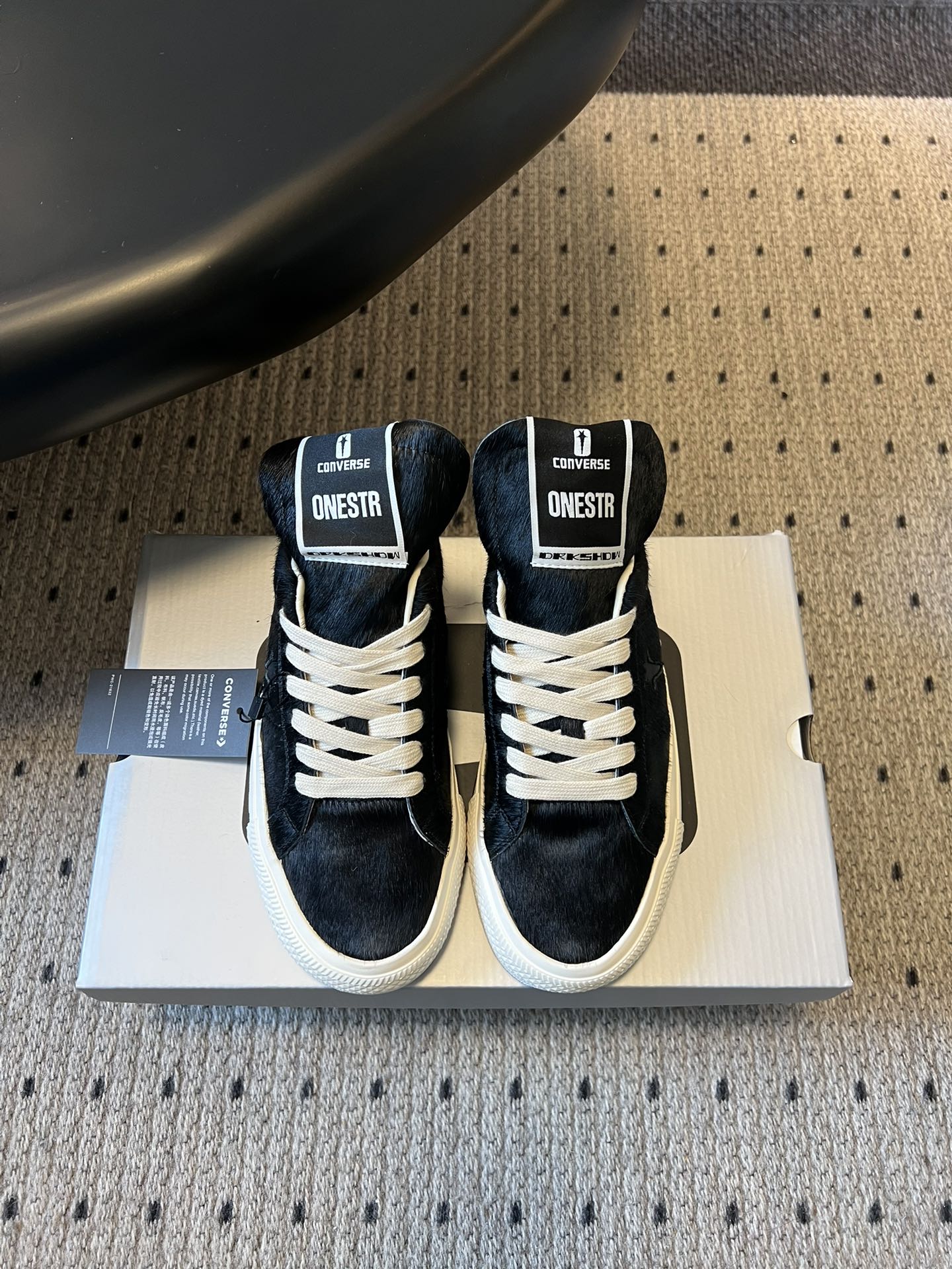 Converse One Star 26ss新款马毛系列板鞋休闲鞋鞋身采用柔软的马毛材质，触感顺滑且自带