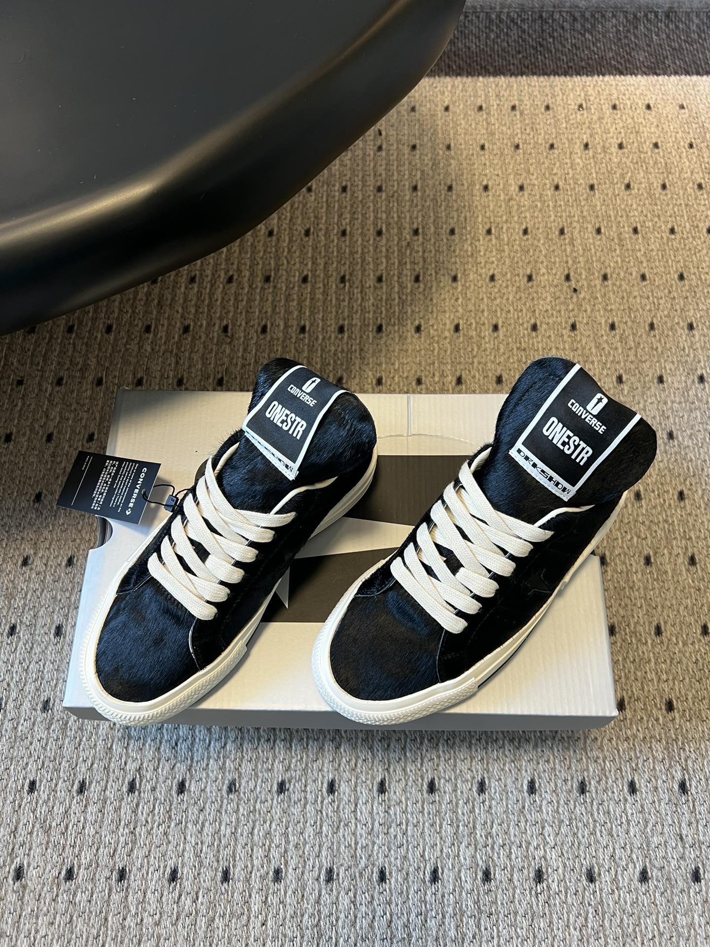 Converse One Star 26ss新款马毛系列板鞋休闲鞋鞋身采用柔软的马毛材质，触感顺滑且自带