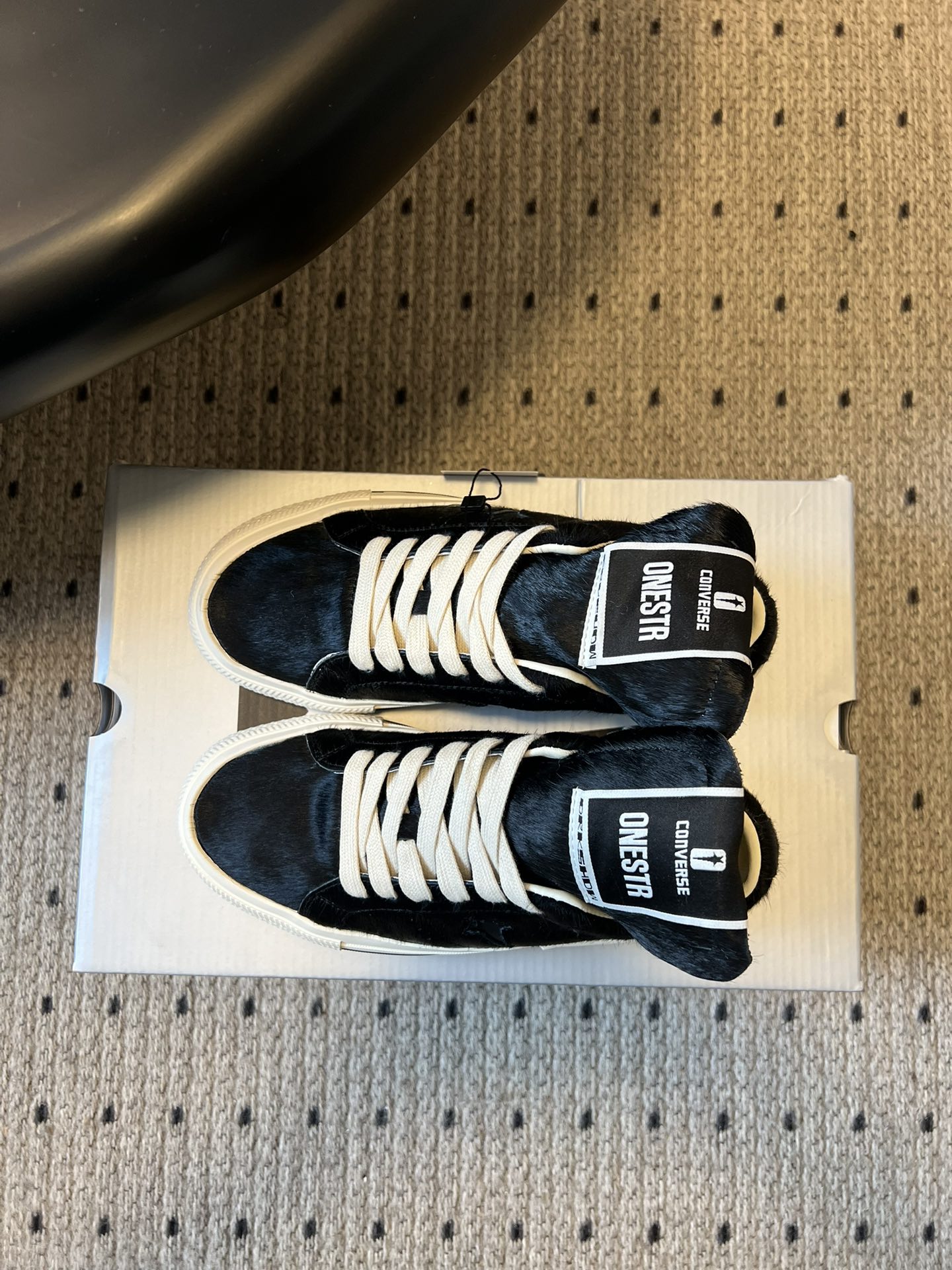Converse One Star 26ss新款马毛系列板鞋休闲鞋鞋身采用柔软的马毛材质，触感顺滑且自带