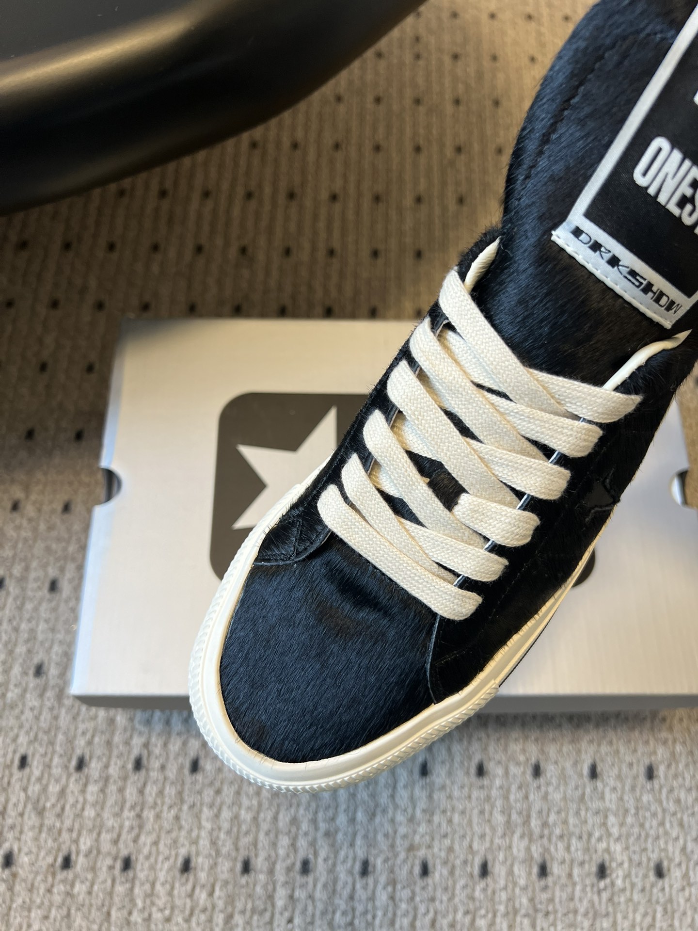 Converse One Star 26ss新款马毛系列板鞋休闲鞋鞋身采用柔软的马毛材质，触感顺滑且自带