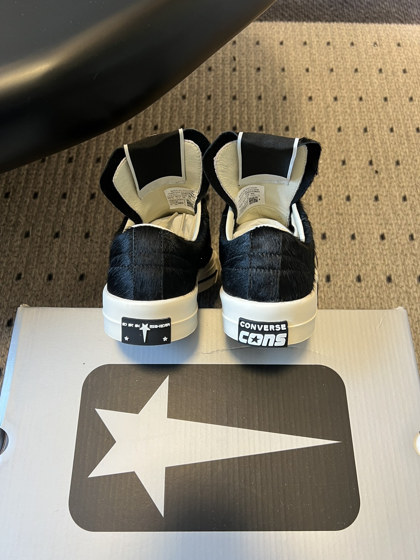 Converse One Star 26ss新款马毛系列板鞋休闲鞋鞋身采用柔软的马毛材质，触感顺滑且自带