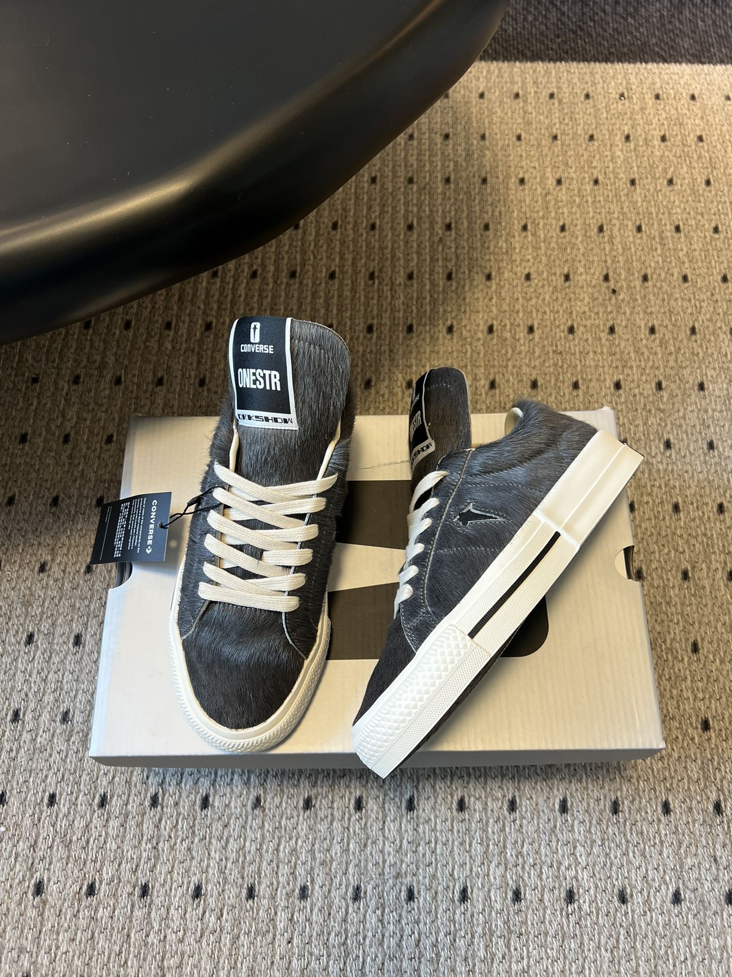 Converse One Star 26ss新款马毛系列板鞋休闲鞋鞋身采用柔软的马毛材质，触感顺滑且自带