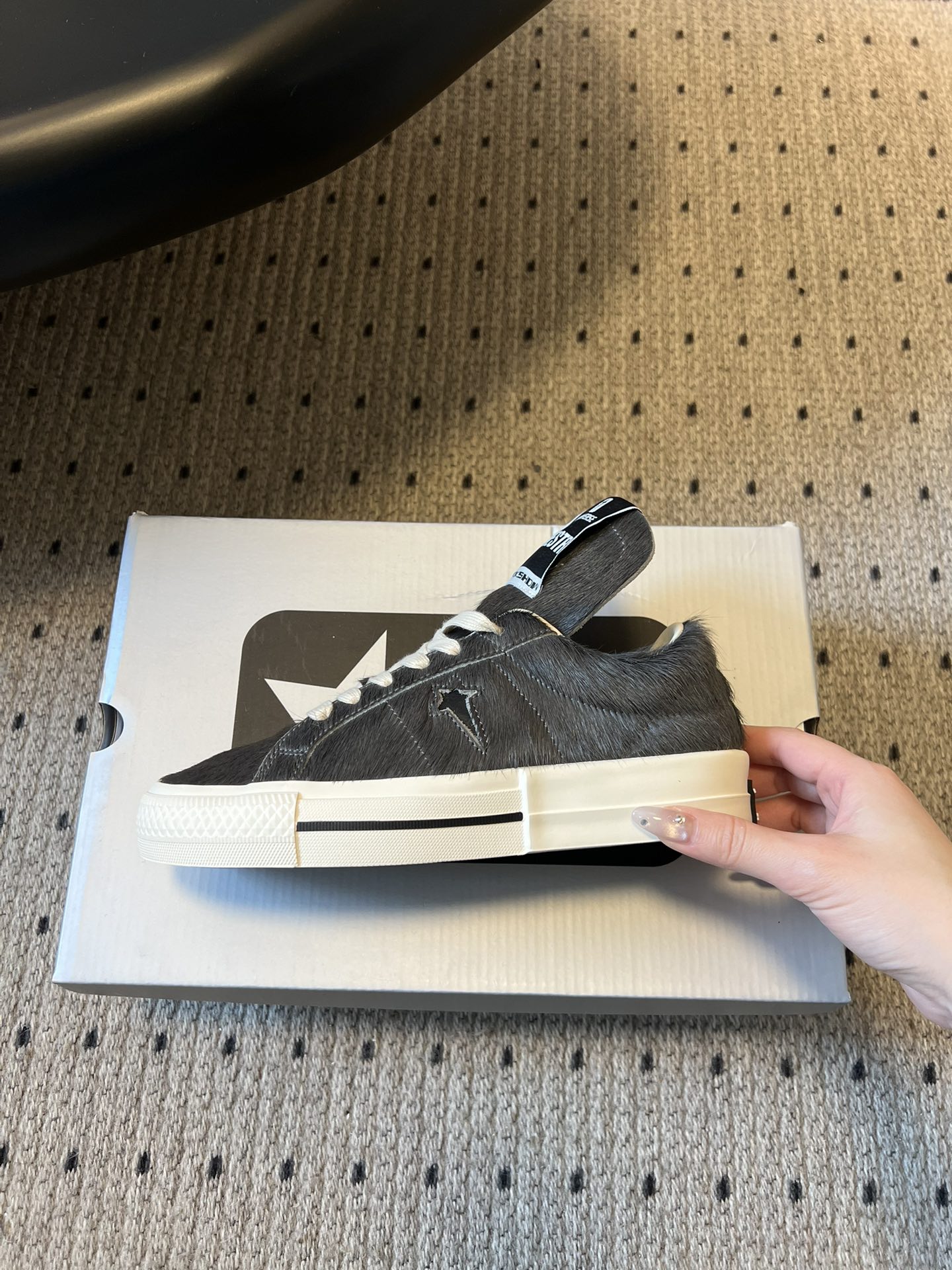 Converse One Star 26ss新款马毛系列板鞋休闲鞋鞋身采用柔软的马毛材质，触感顺滑且自带