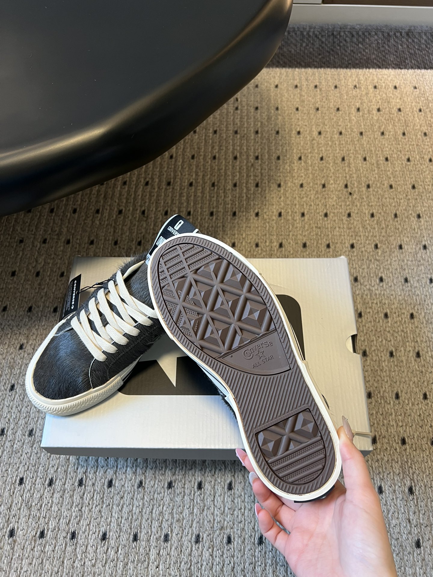 Converse One Star 26ss新款马毛系列板鞋休闲鞋鞋身采用柔软的马毛材质，触感顺滑且自带