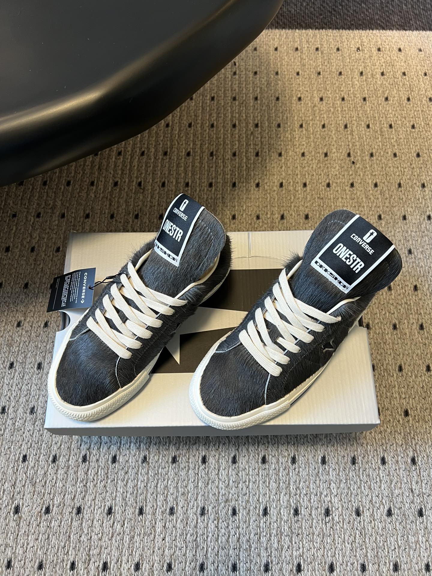 Converse One Star 26ss新款马毛系列板鞋休闲鞋鞋身采用柔软的马毛材质，触感顺滑且自带