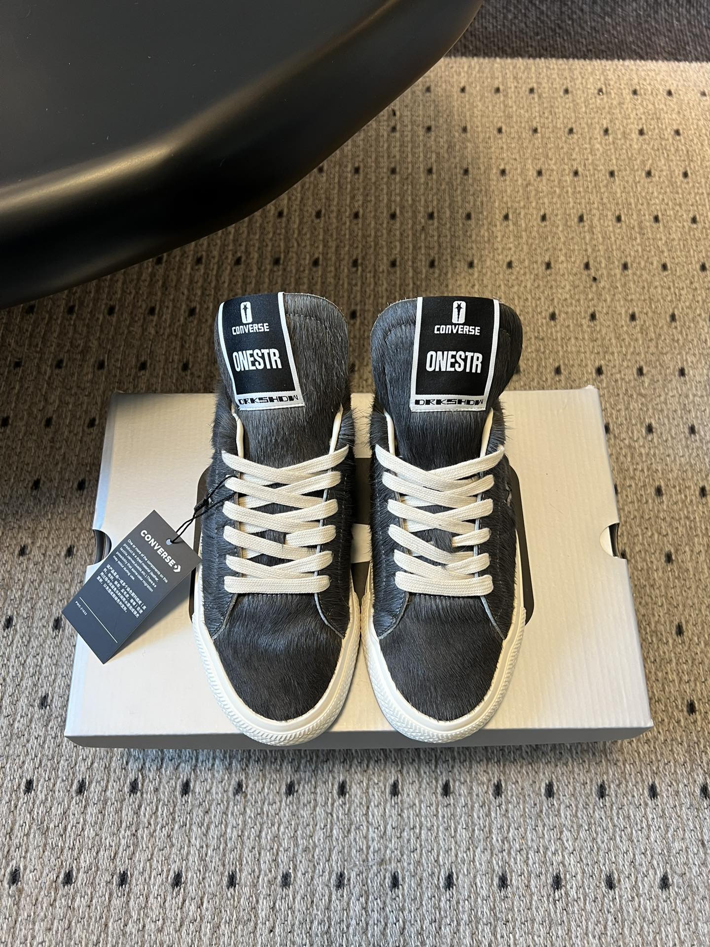 Converse One Star 26ss新款马毛系列板鞋休闲鞋鞋身采用柔软的马毛材质，触感顺滑且自带