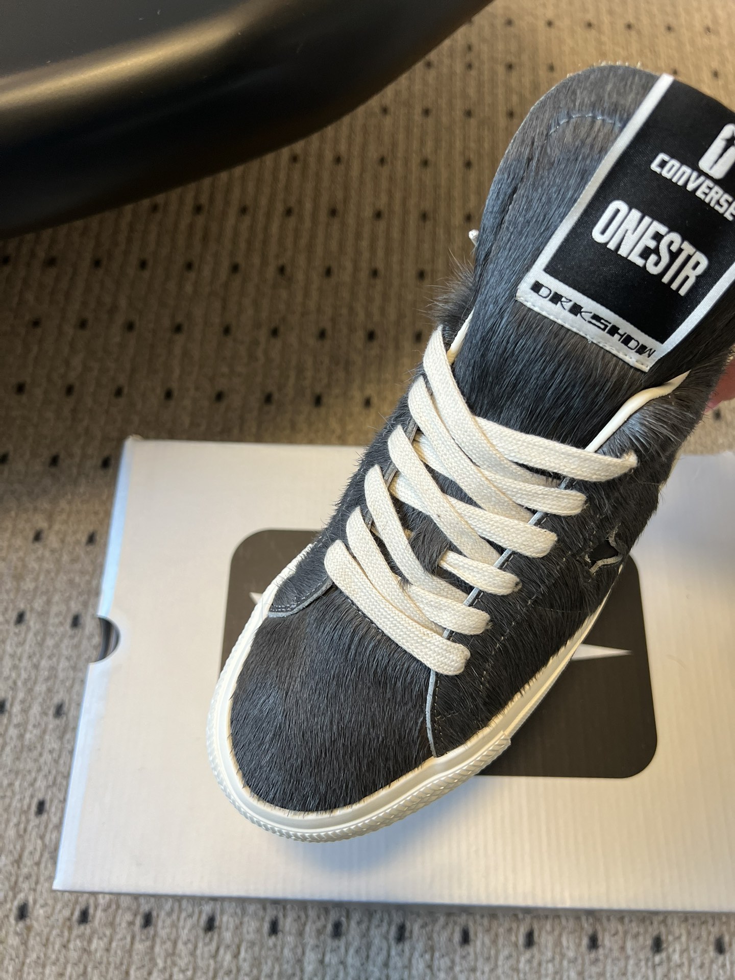 Converse One Star 26ss新款马毛系列板鞋休闲鞋鞋身采用柔软的马毛材质，触感顺滑且自带